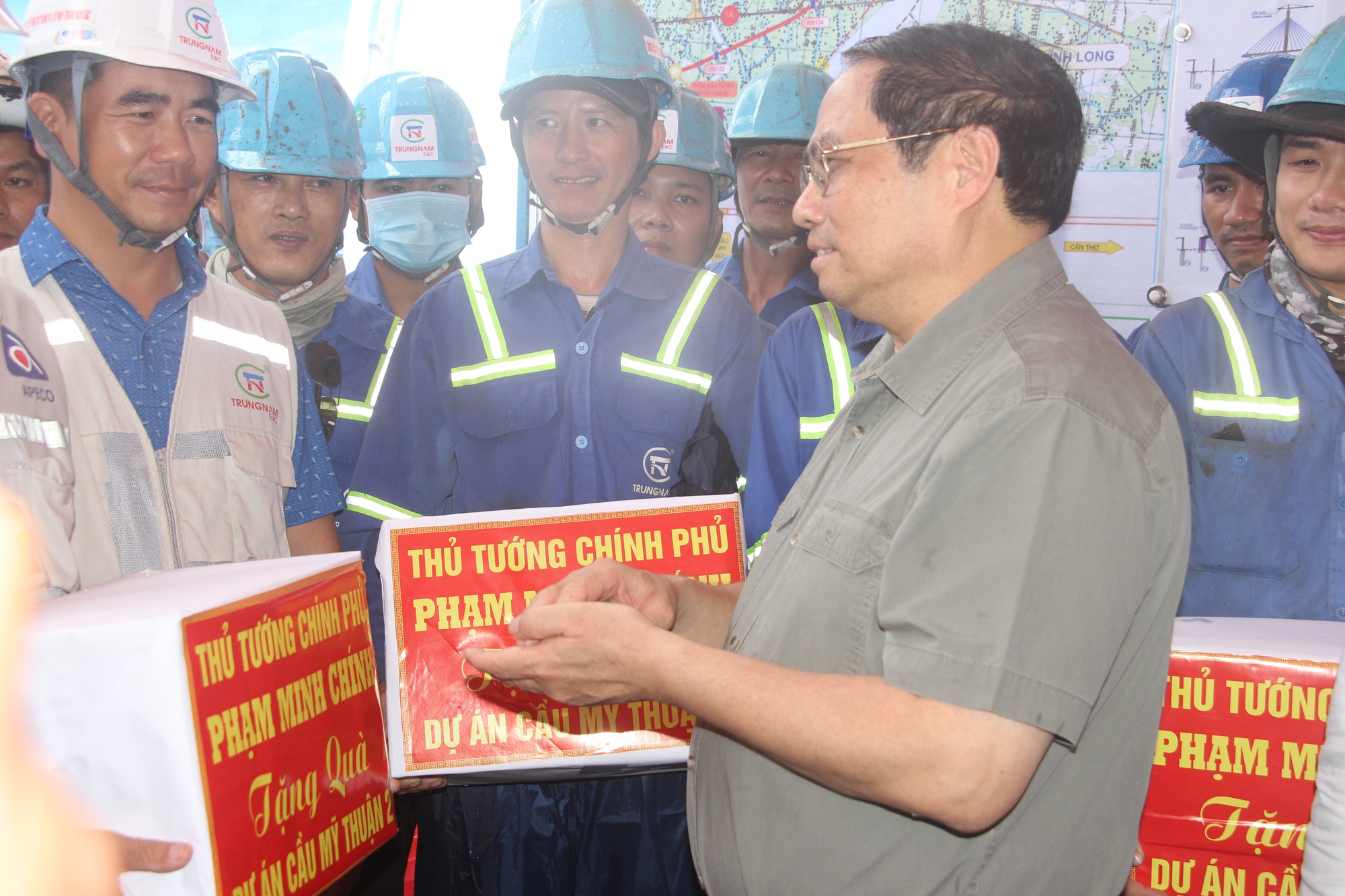 Thủ tướng Phạm Minh Chính kiểm tra dự án cầu Mỹ Thuận 2 và cao tốc Mỹ Thuận - Cần Thơ - Ảnh 4.