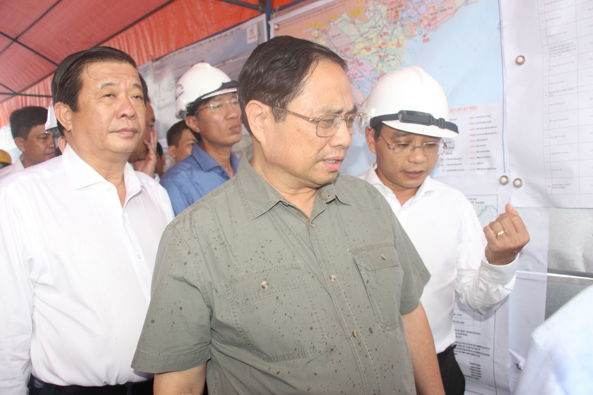 Thủ tướng Phạm Minh Chính kiểm tra dự án cầu Mỹ Thuận 2 và cao tốc Mỹ Thuận - Cần Thơ - Ảnh 2.