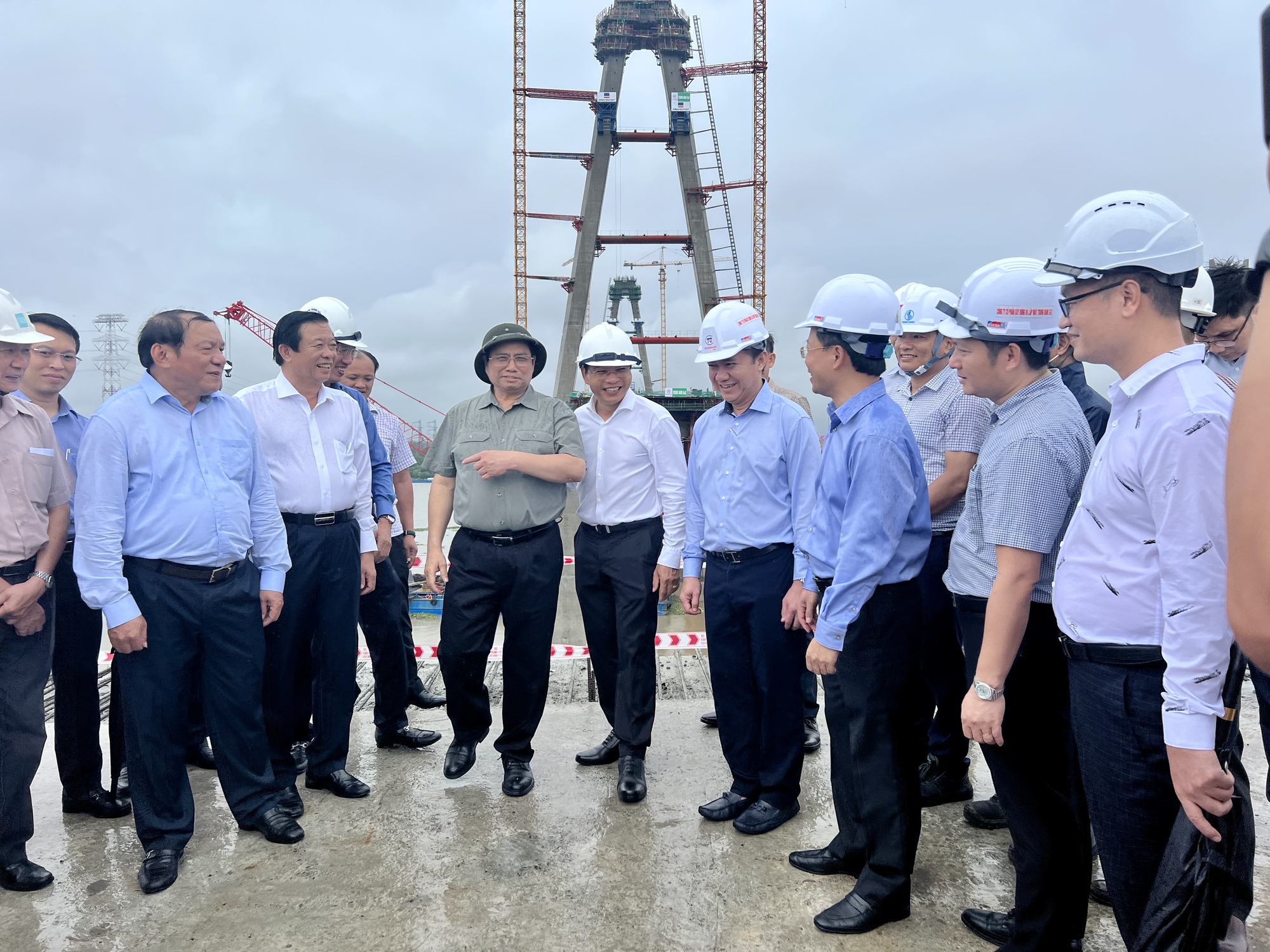 Thủ tướng Phạm Minh Chính kiểm tra dự án cầu Mỹ Thuận 2 và cao tốc Mỹ Thuận - Cần Thơ - Ảnh 1.