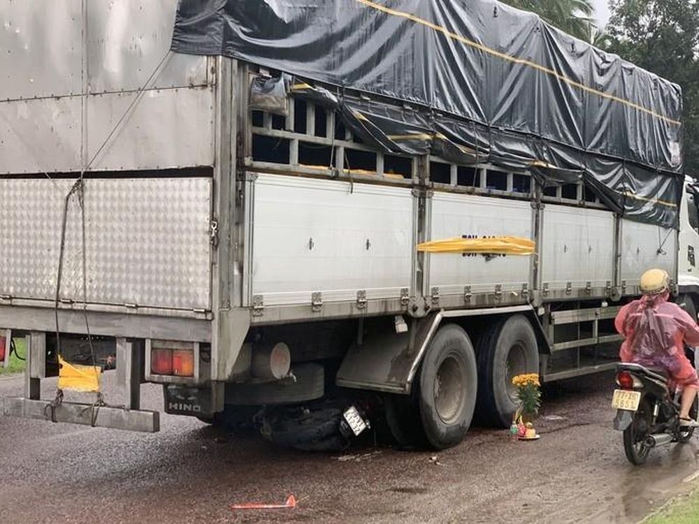Phú Yên: Đâm đuôi xe tải dừng đột ngột và lùi, 3 người đi xe máy tử vong - Ảnh 1.