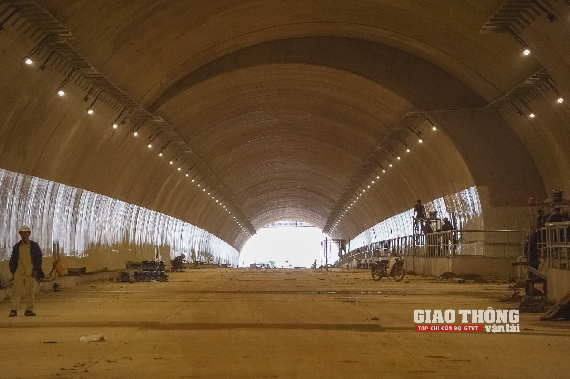 Cận cảnh cấp tốc hoàn thiện hầm lớn nhất cao tốc Mai Sơn - QL45 - Ảnh 16.