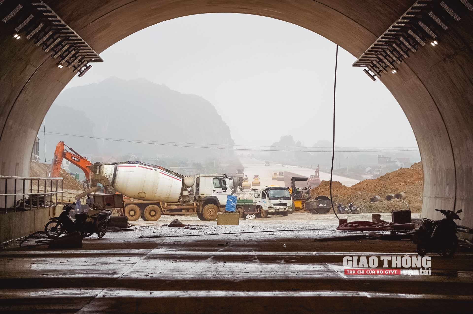 Cận cảnh cấp tốc hoàn thiện hầm lớn nhất cao tốc Mai Sơn - QL45 - Ảnh 17.