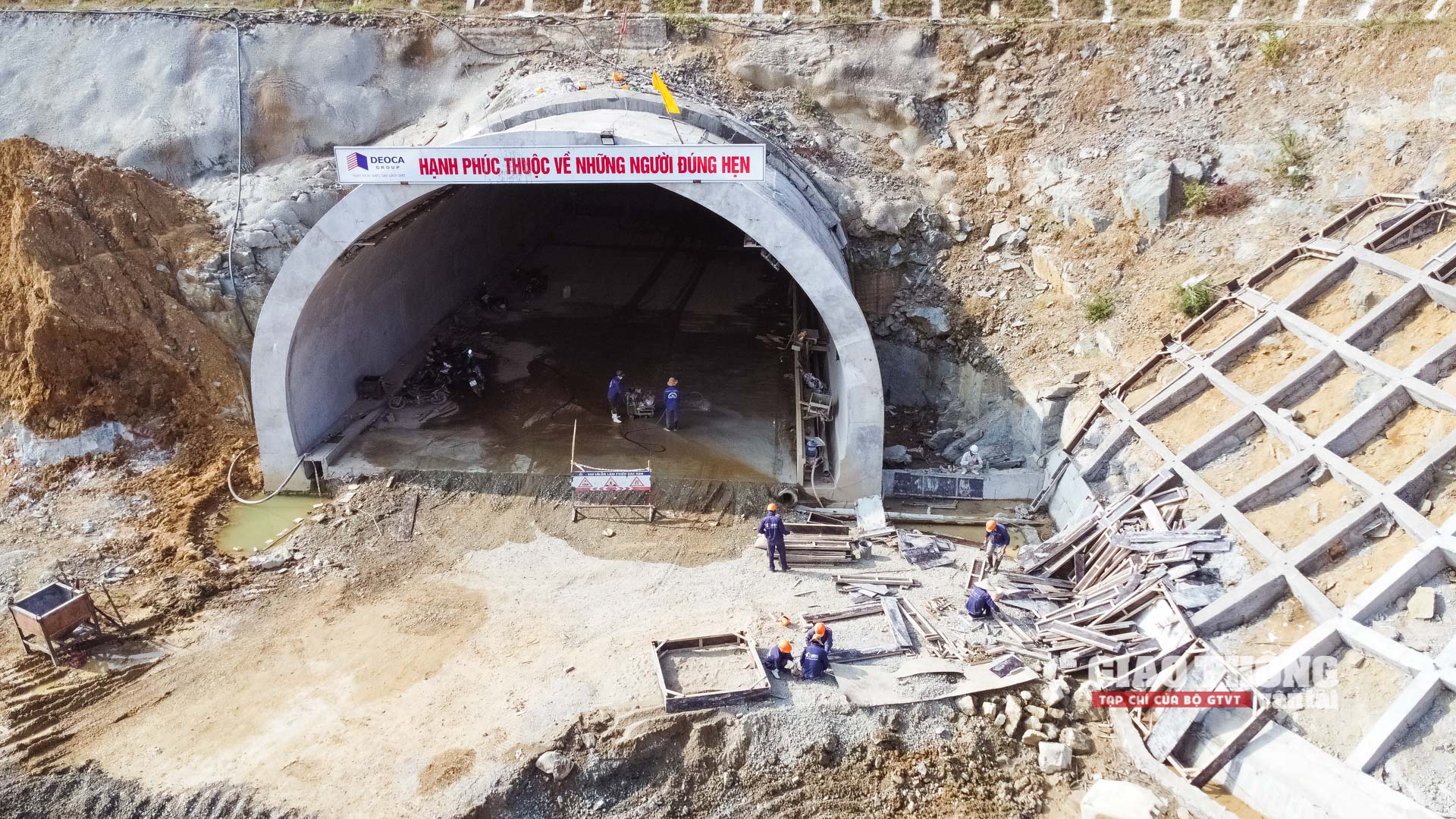 Cận cảnh cấp tốc hoàn thiện hầm lớn nhất cao tốc Mai Sơn - QL45 - Ảnh 20.
