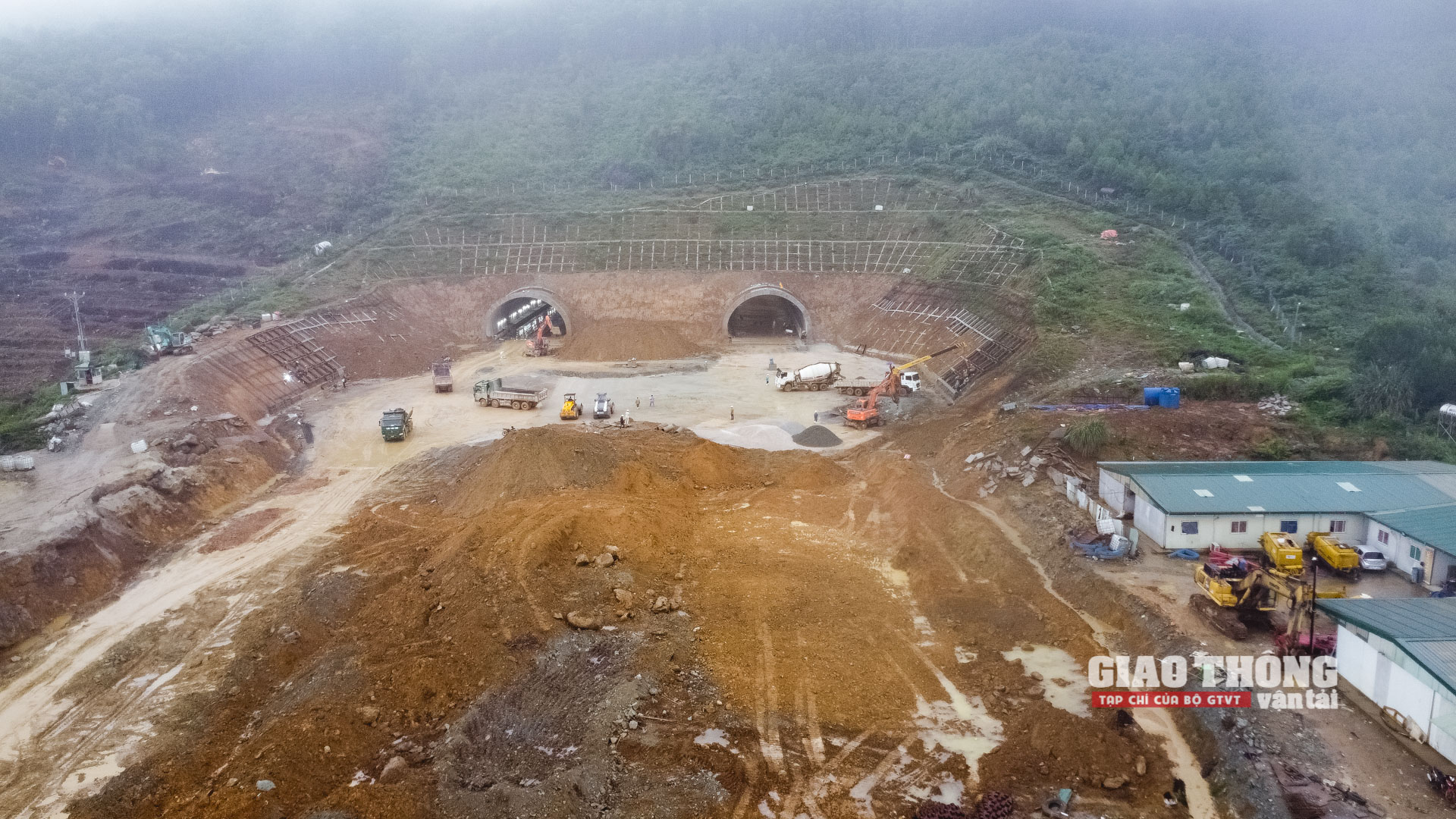 Cận cảnh cấp tốc hoàn thiện hầm lớn nhất cao tốc Mai Sơn - QL45 - Ảnh 2.