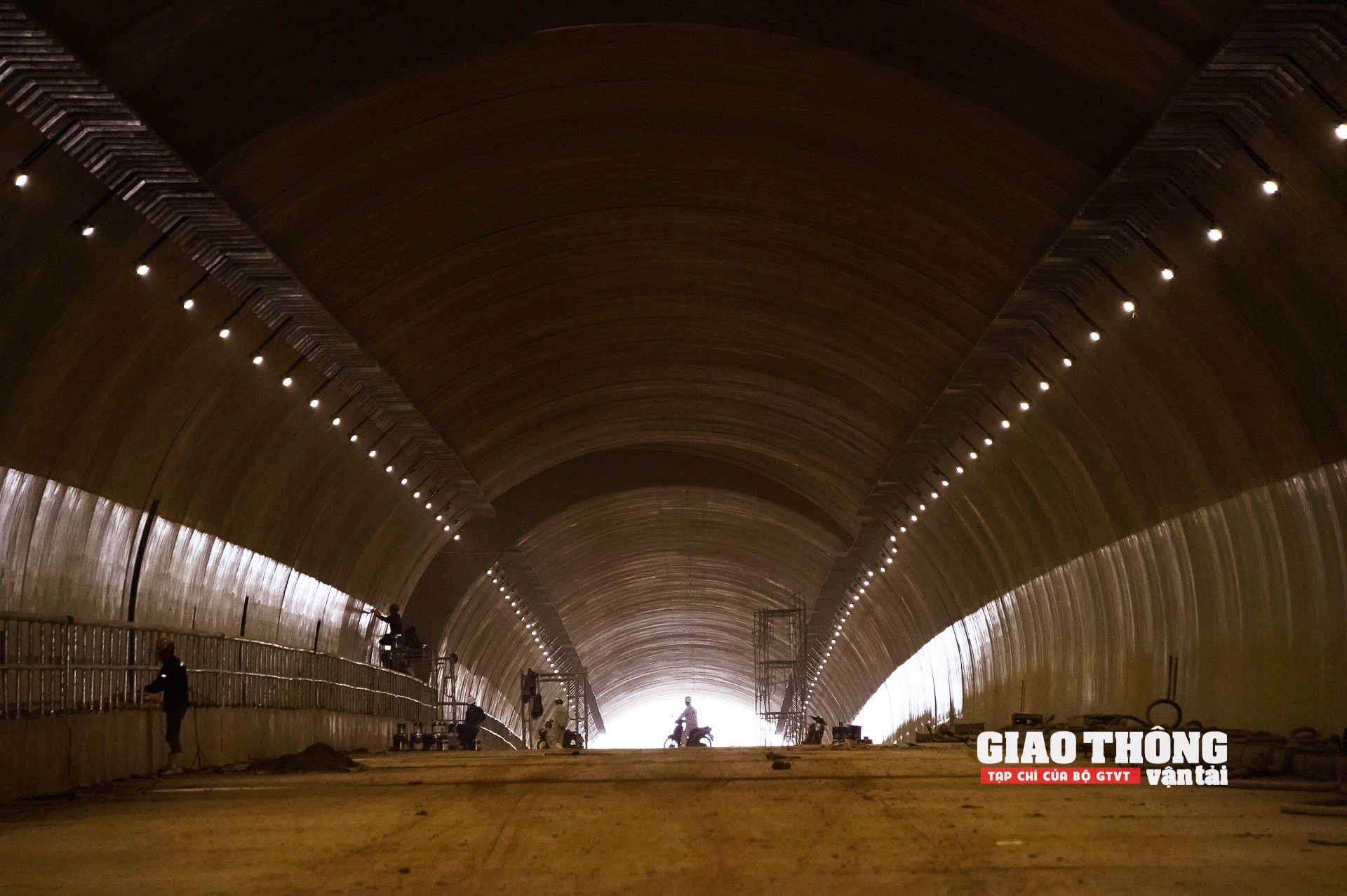 Cận cảnh cấp tốc hoàn thiện hầm lớn nhất cao tốc Mai Sơn - QL45 - Ảnh 6.