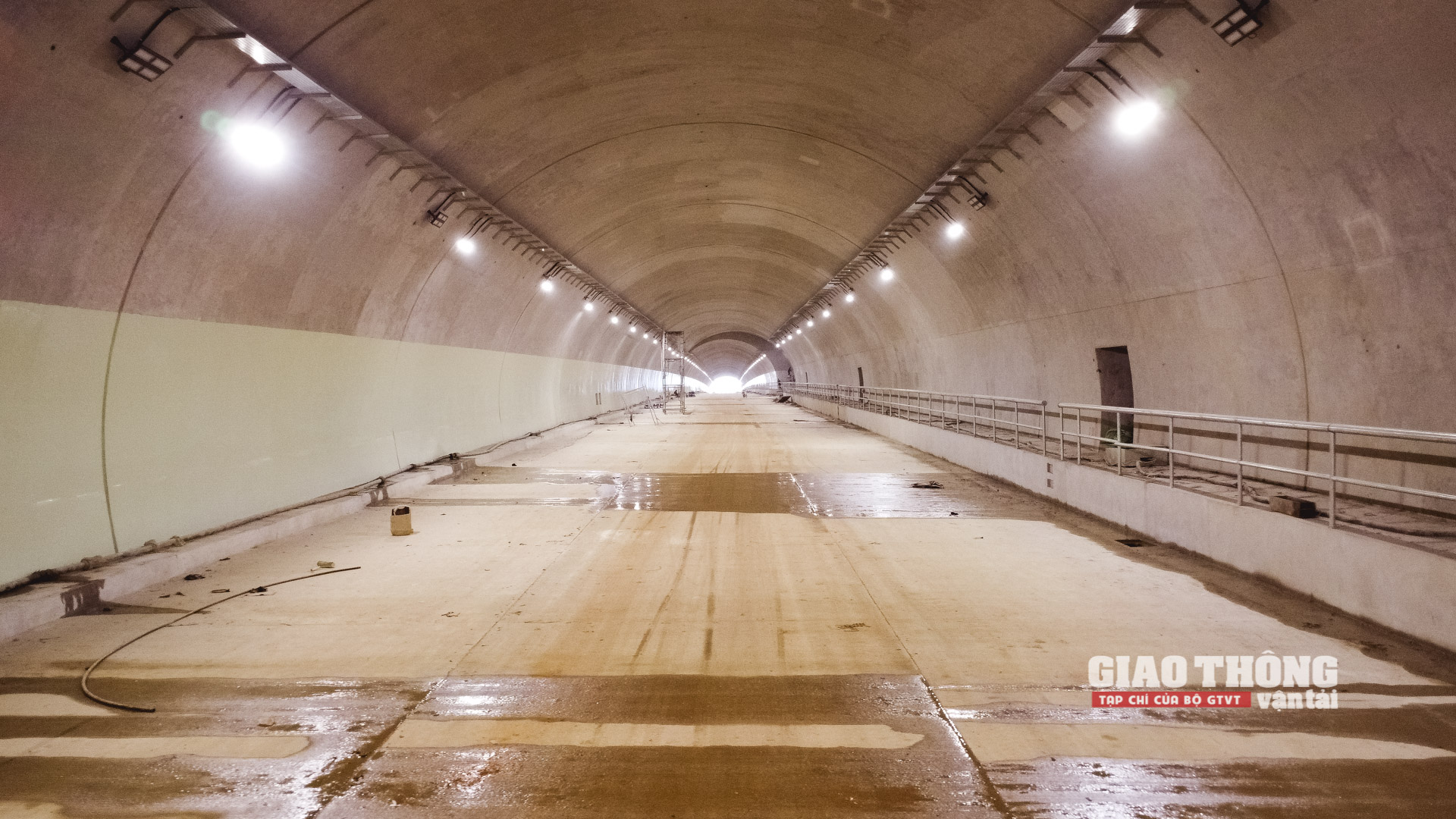 Cận cảnh cấp tốc hoàn thiện hầm lớn nhất cao tốc Mai Sơn - QL45 - Ảnh 8.