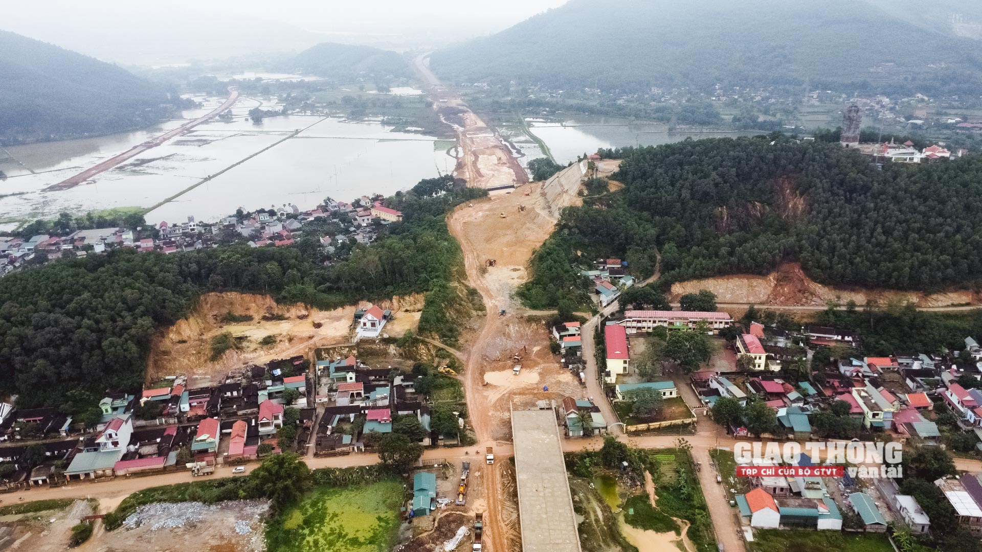 Cận cảnh cấp tốc hoàn thiện hầm lớn nhất cao tốc Mai Sơn - QL45 - Ảnh 23.