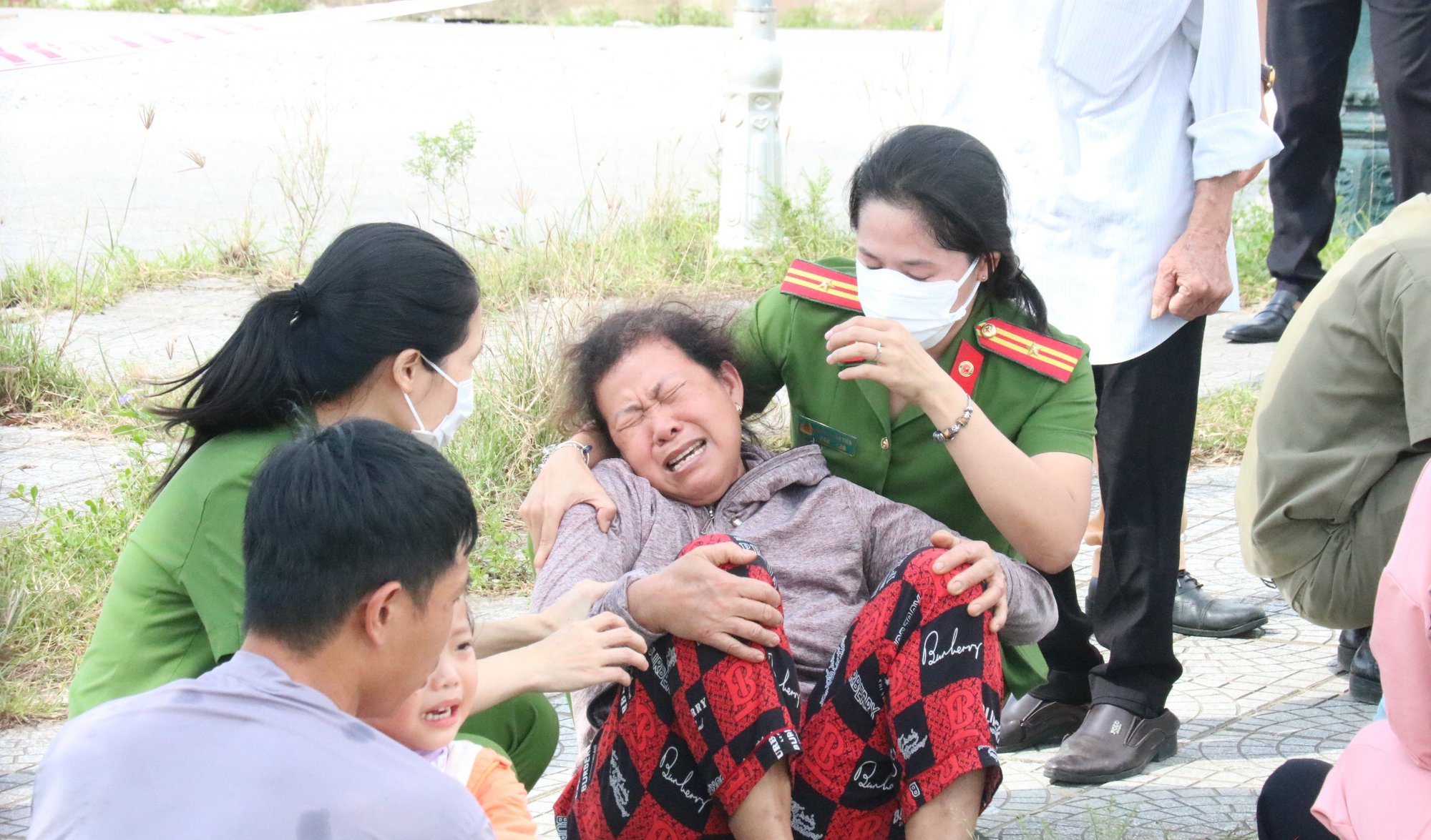 Nước mắt người ở lại sau vụ TNGT khiến 4 mẹ con ở Huế tử vong - Ảnh 2.