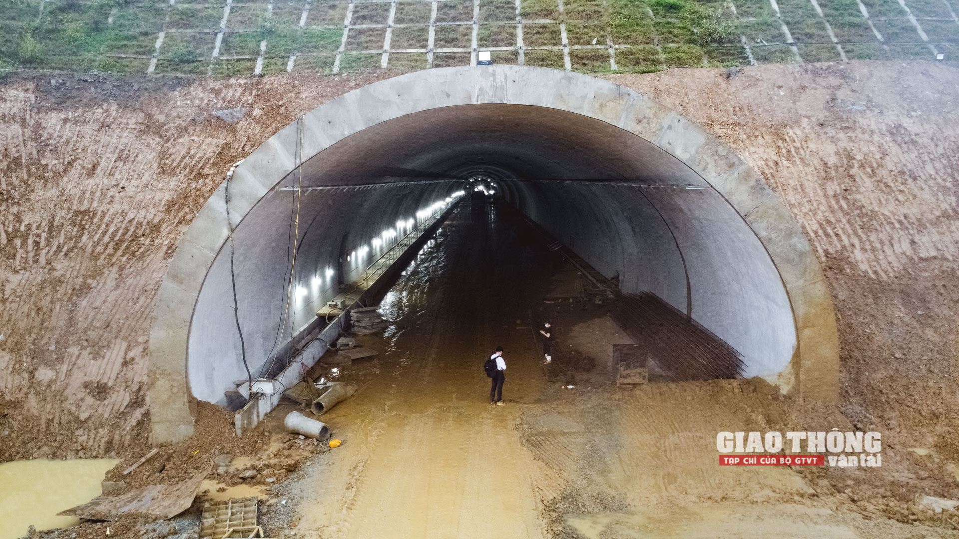 Cận cảnh cấp tốc hoàn thiện hầm lớn nhất cao tốc Mai Sơn - QL45 - Ảnh 3.