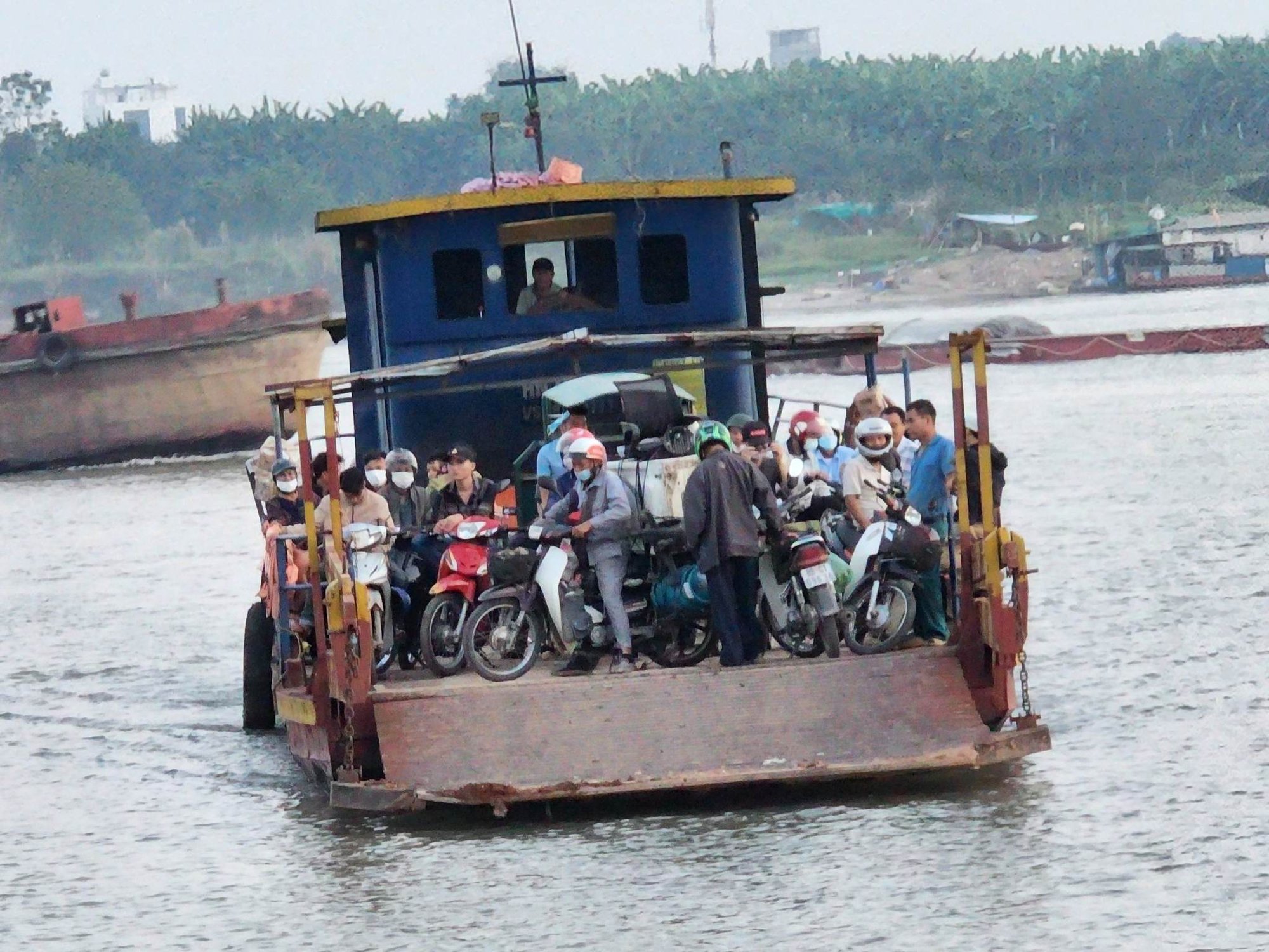 Hà Nội: Bến phà Vân Phúc chở ô tô, người qua sông Hồng tiền ẩn TNGT - Ảnh 1.