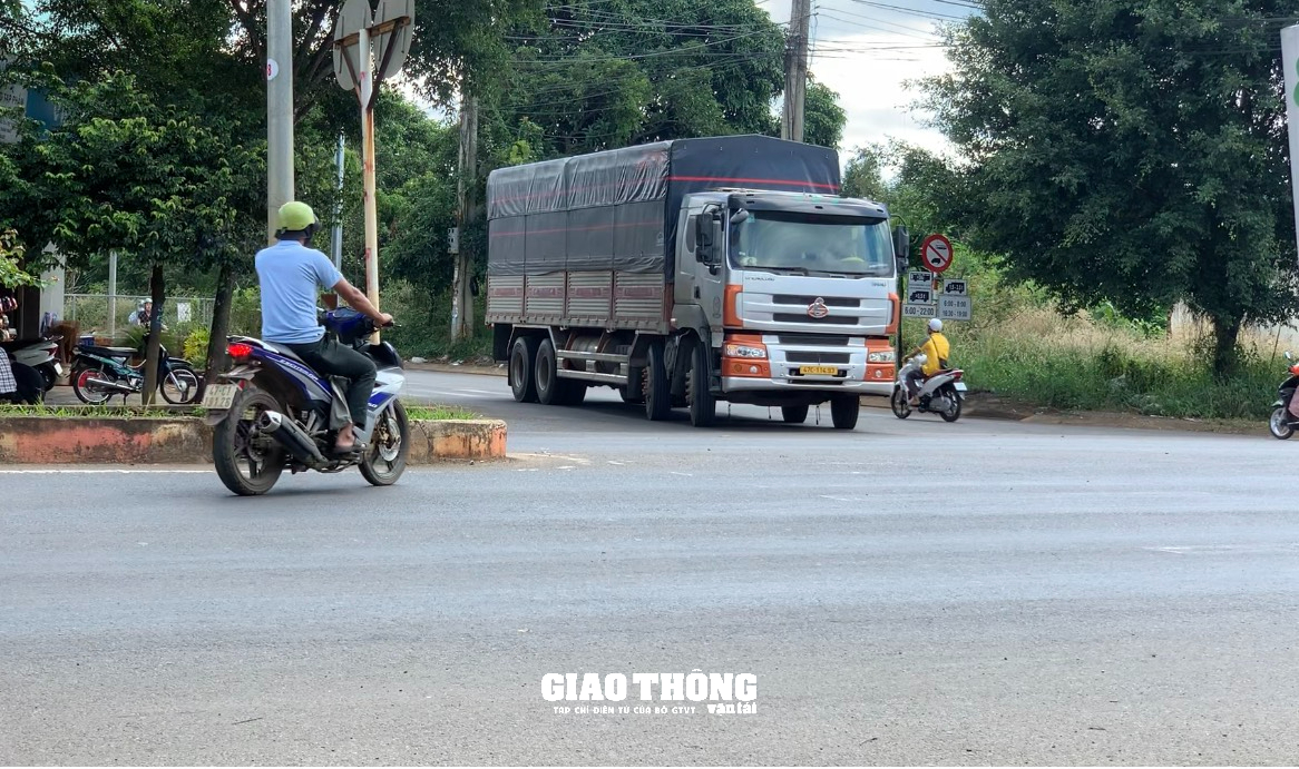 Xe ben, đầu kéo, xe khách rầm rập vào đường cấm ở Đắk Lắk - Ảnh 5.