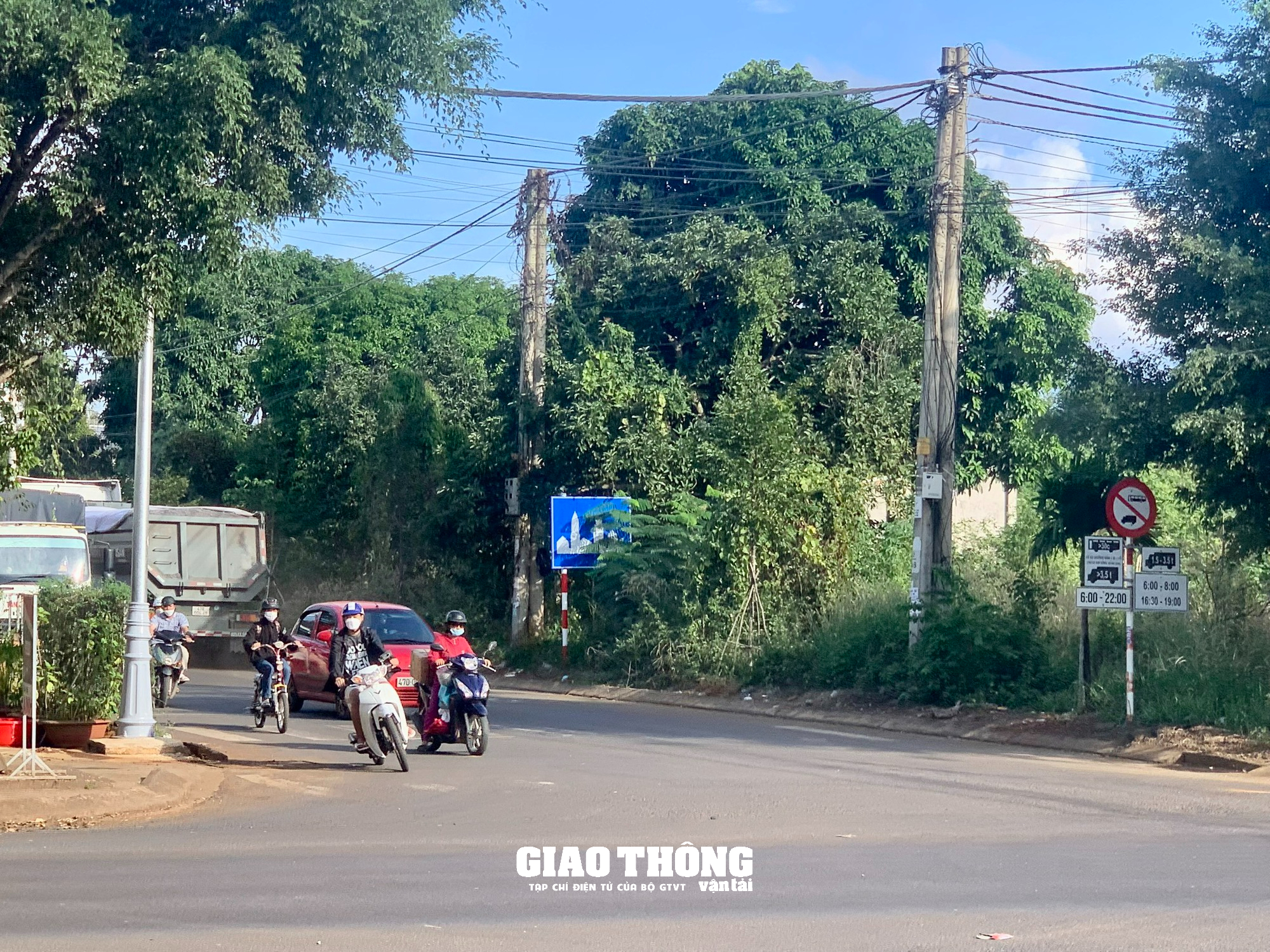 Xe ben, đầu kéo, xe khách rầm rập vào đường cấm ở Đắk Lắk - Ảnh 2.