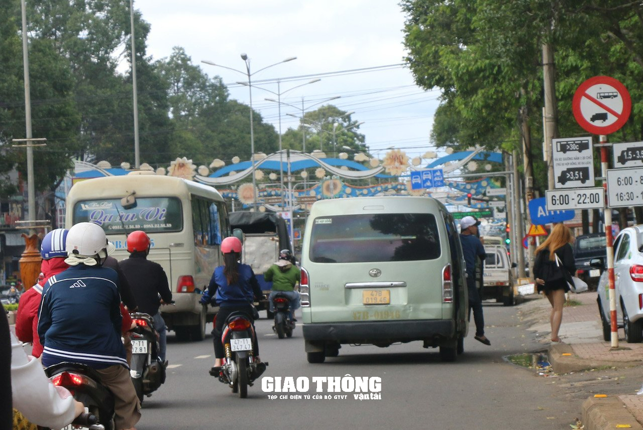 Xe khách trá hình lộng hành ở Đắk Lắk: Xe buýt, xe tuyến cố định &quot;kêu cưu&quot; - Ảnh 3.