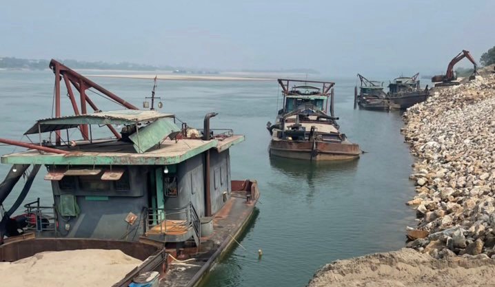Hà Nội: Bắt 5 tàu cát tặc hoạt động trong đêm trên sông Đà - Ảnh 1.