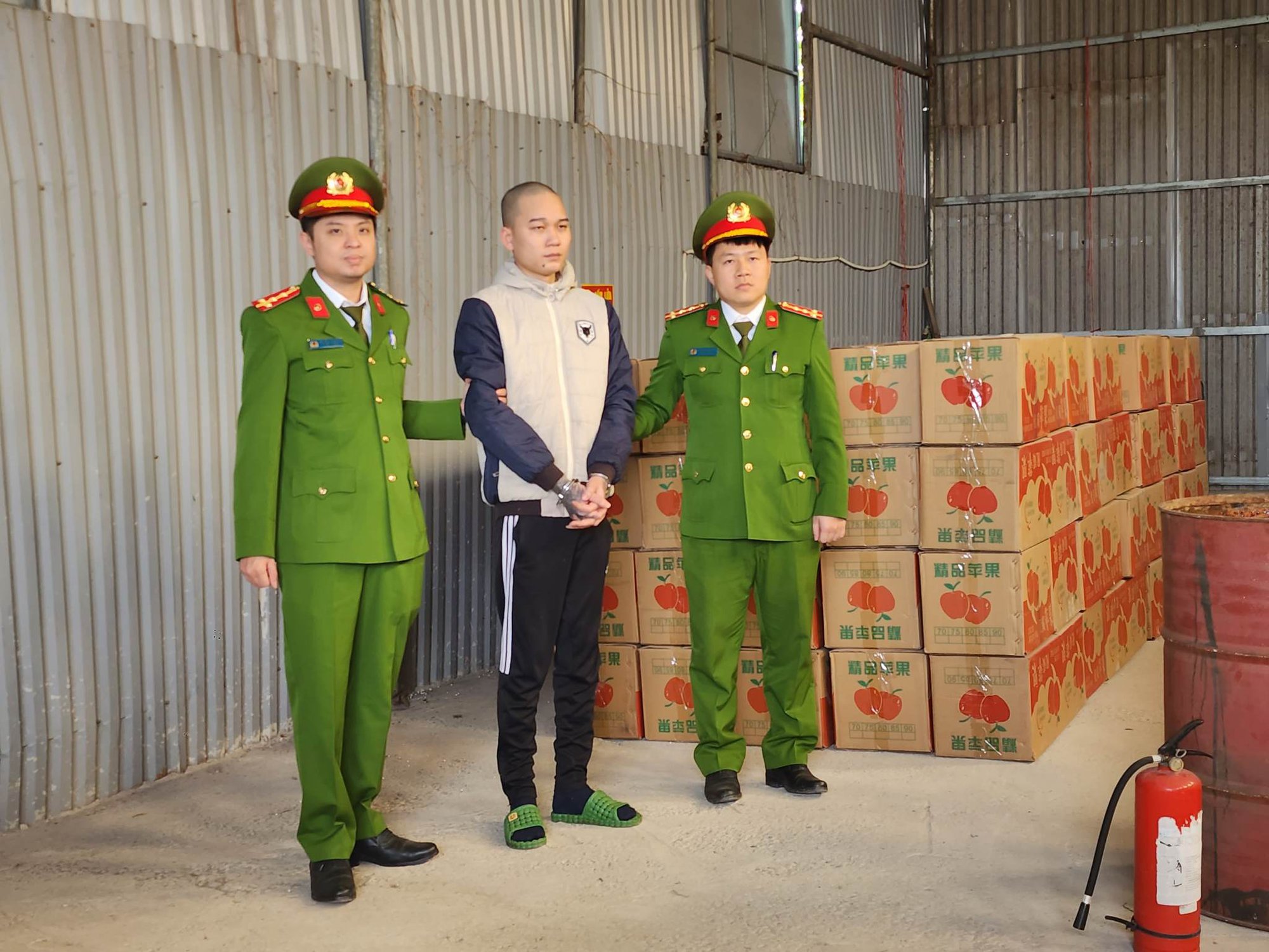 Hà Nội: Công an huyện Thường Tín bắt đối tượng tàng trữ lượng pháo &quot;khủng&quot; - Ảnh 1.