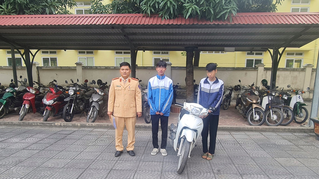 Hà Nội:Phạt 2 thiếu niên 16 tuổi bốc đầu xe máy khoe lên mạng xã hội - Ảnh 1.