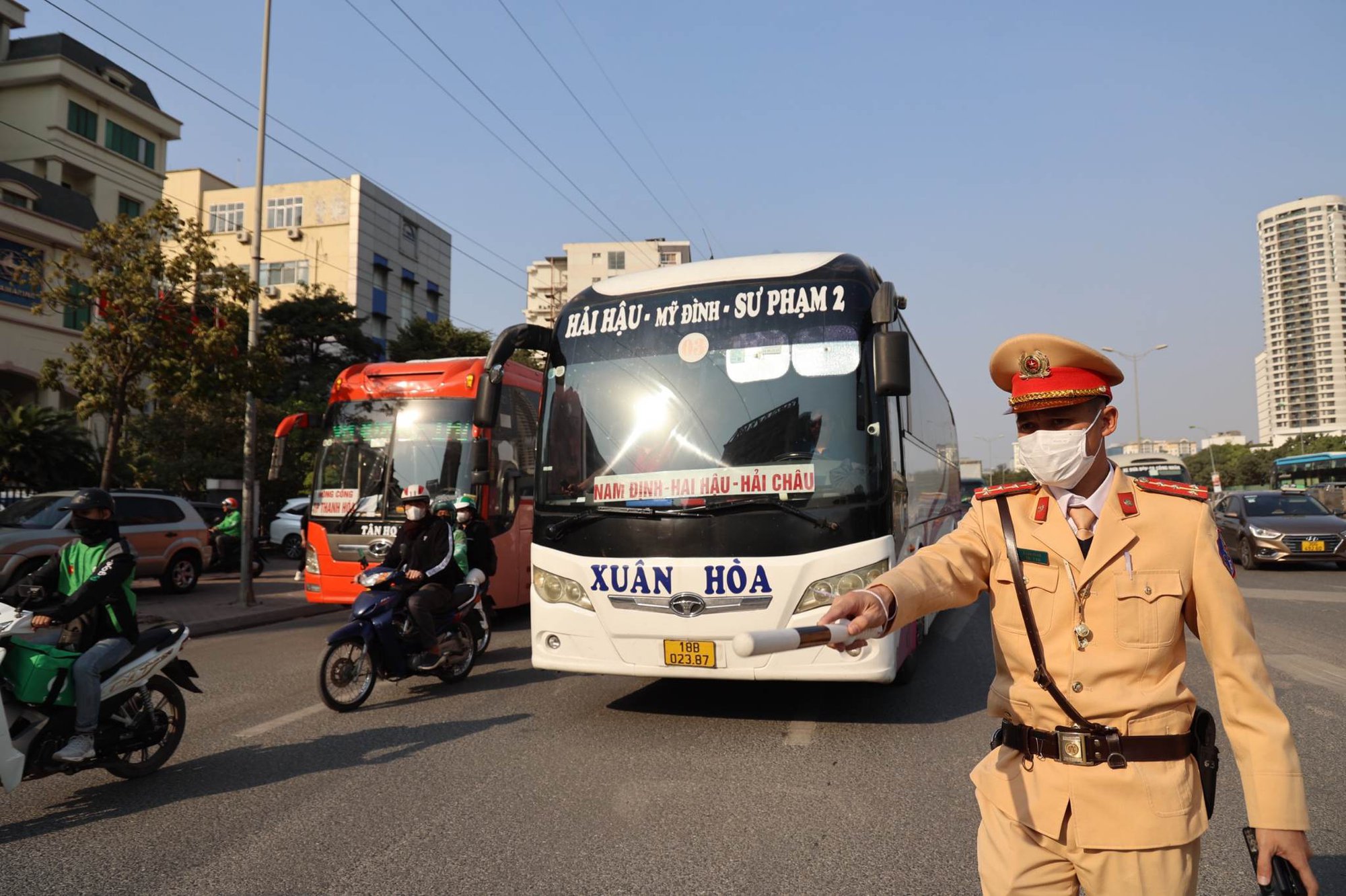 Hà Nội: CSGT tuần tra liên tiếp bắt xe khách chạy &quot;rùa bò&quot; khu vực Bến xe Mỹ Đình - Ảnh 1.