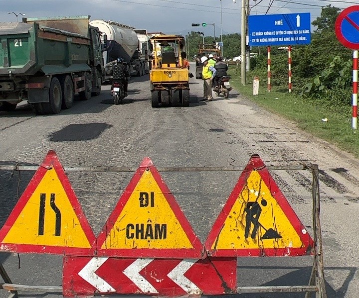 Khắc phục hư hỏng mặt đường tuyến Túy Loan-hầm đường bộ Hải Vân - Ảnh 3.