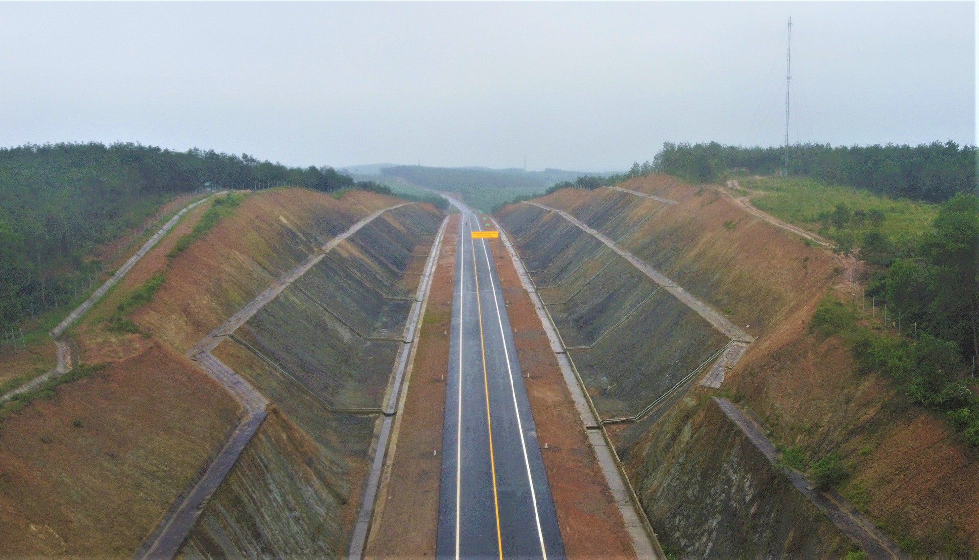 Cận cảnh dự án cao tốc 7.669 tỷ đồng nối Quảng Trị - Huế chuẩn bị đưa vào khai thác - Ảnh 2.