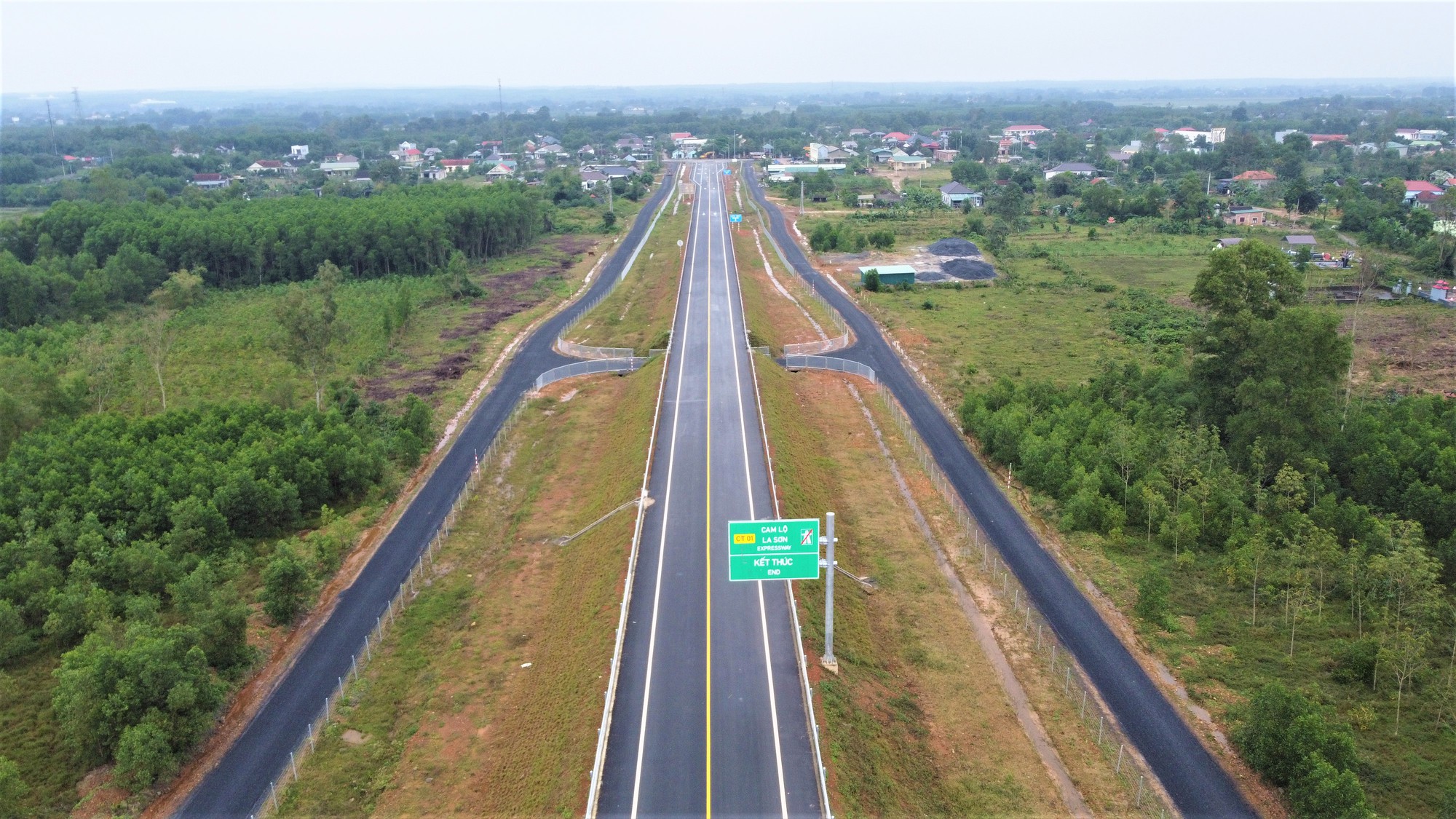 Cận cảnh dự án cao tốc 7.669 tỷ đồng nối Quảng Trị - Huế chuẩn bị đưa vào khai thác - Ảnh 1.