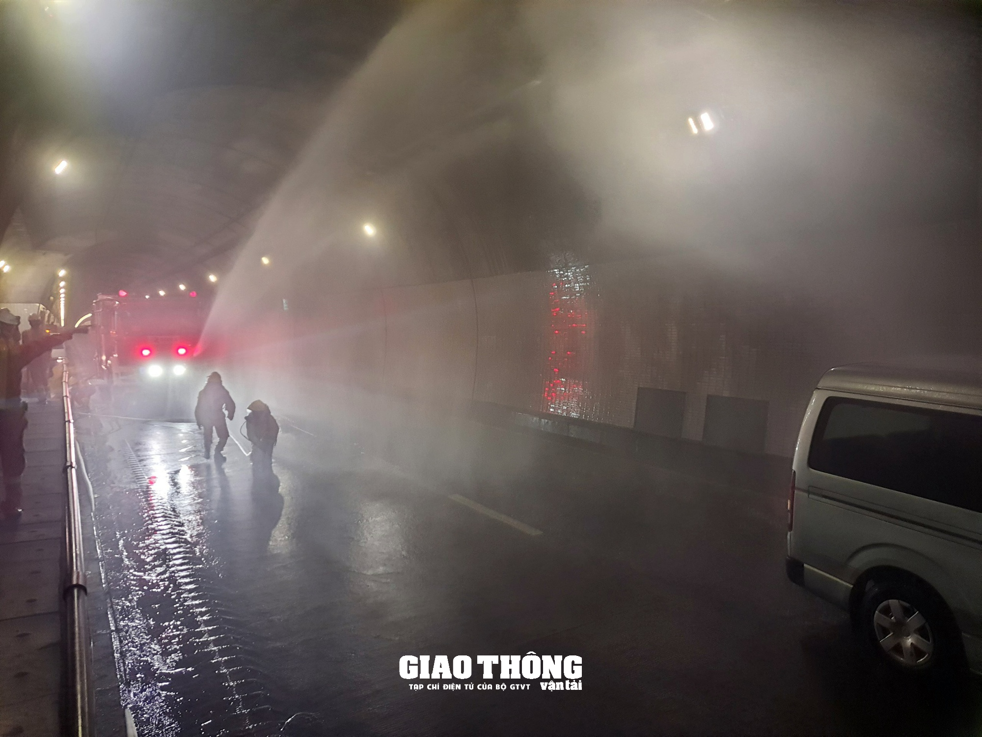 Cận cảnh việc cứu nạn, cứu hộ xe bị tai nạn bốc cháy trong hầm Hải Vân - Ảnh 3.