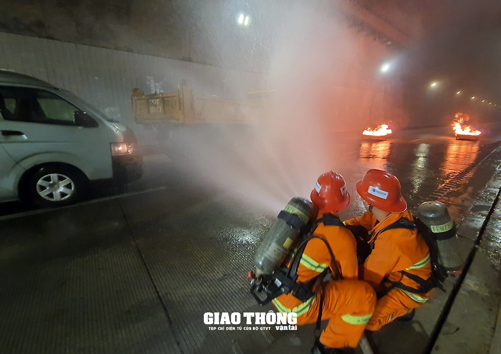 Cận cảnh việc cứu nạn, cứu hộ xe bị tai nạn bốc cháy trong hầm Hải Vân - Ảnh 8.
