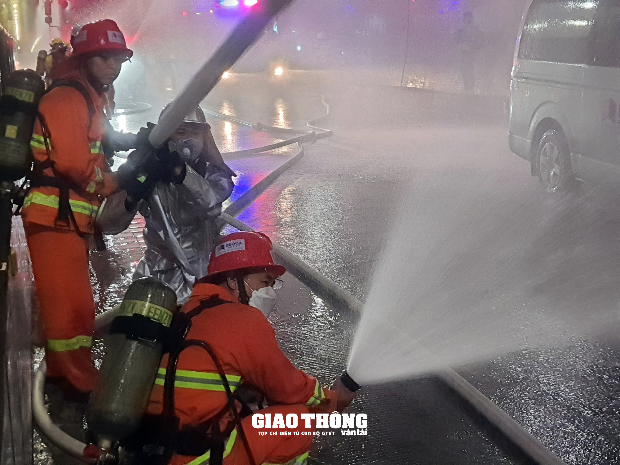 Cận cảnh việc cứu nạn, cứu hộ xe bị tai nạn bốc cháy trong hầm Hải Vân - Ảnh 11.