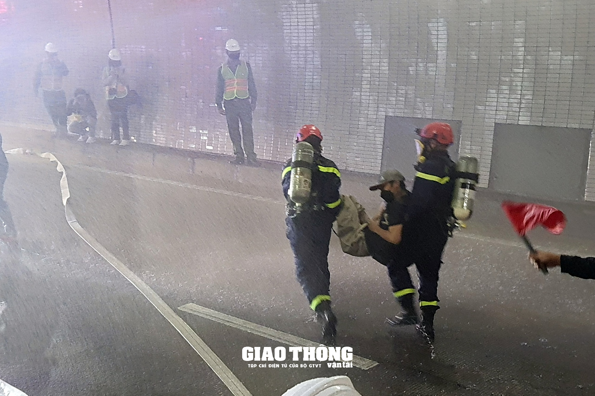 Cận cảnh việc cứu nạn, cứu hộ xe bị tai nạn bốc cháy trong hầm Hải Vân - Ảnh 12.