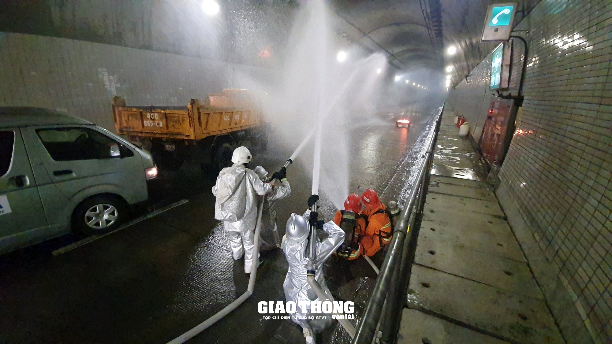 Cận cảnh việc cứu nạn, cứu hộ xe bị tai nạn bốc cháy trong hầm Hải Vân - Ảnh 13.