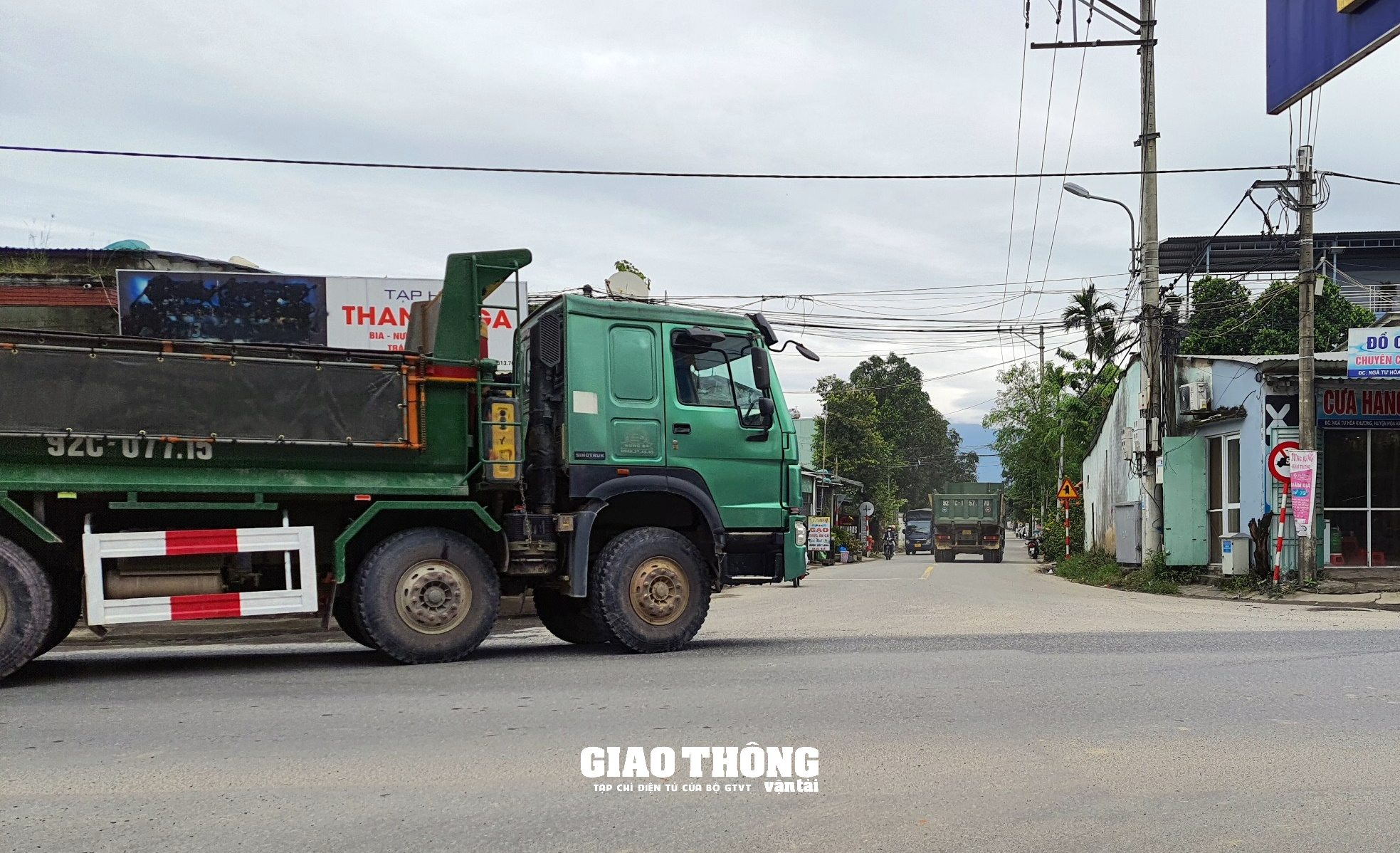 Đà Nẵng: Vo tư chạy vào đường cấm, xe ben chở đất, đá dấu hiệu quá tải gây nguy cơ mất ATGT - Ảnh 1.
