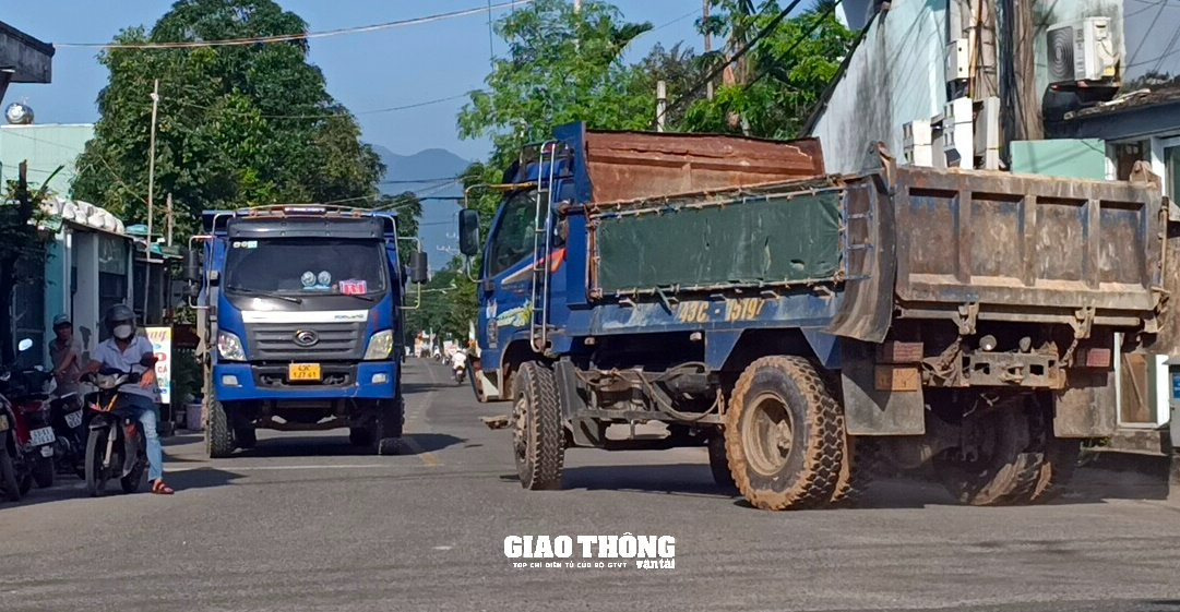 Đà Nẵng: Vo tư chạy vào đường cấm, xe ben chở đất, đá dấu hiệu quá tải gây nguy cơ mất ATGT - Ảnh 5.