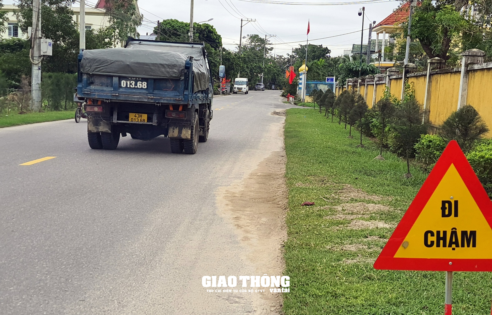 Đà Nẵng: Vo tư chạy vào đường cấm, xe ben chở đất, đá dấu hiệu quá tải gây nguy cơ mất ATGT - Ảnh 6.