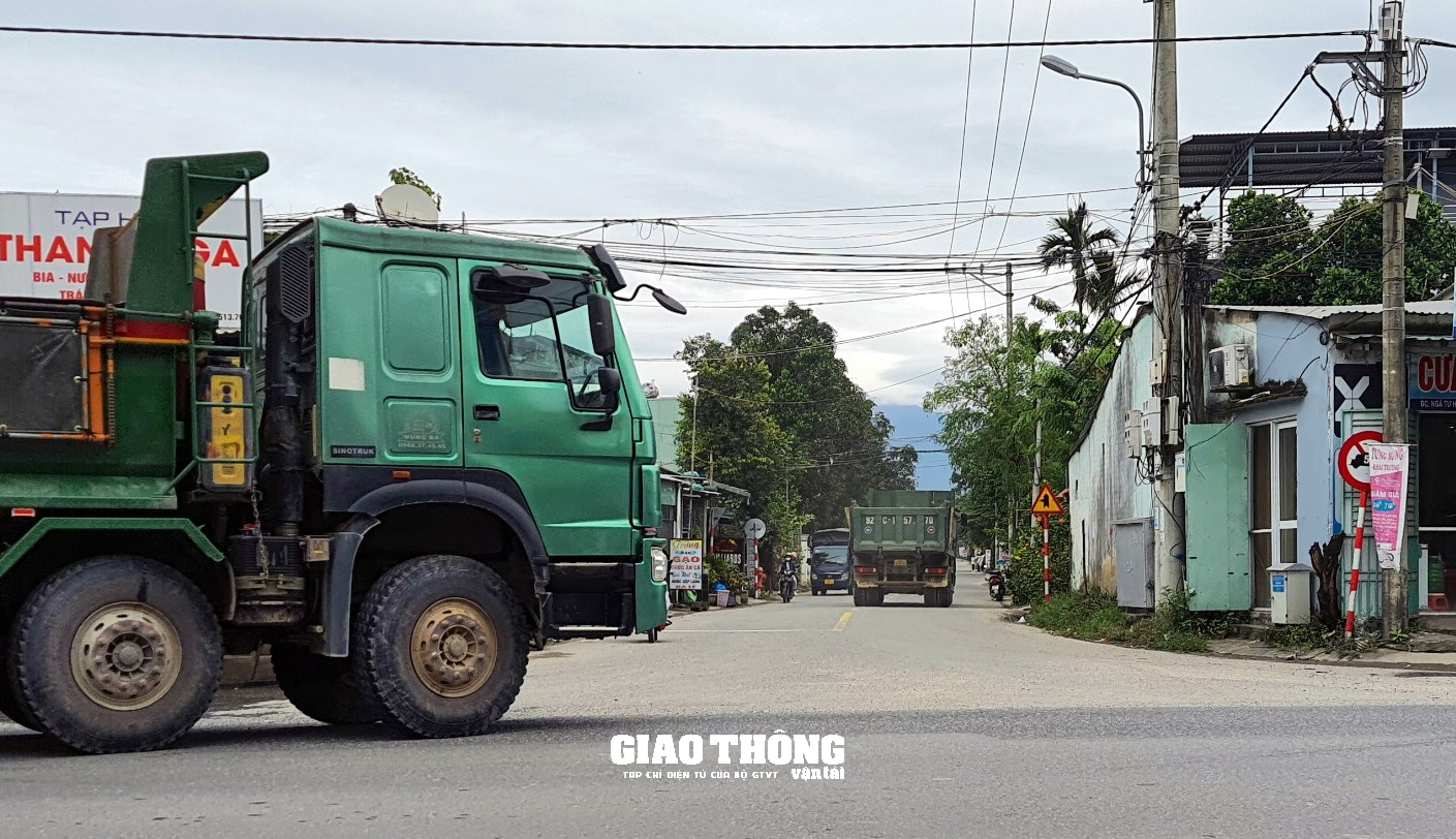 Đà Nẵng: Vo tư chạy vào đường cấm, xe ben chở đất, đá dấu hiệu quá tải gây nguy cơ mất ATGT - Ảnh 8.