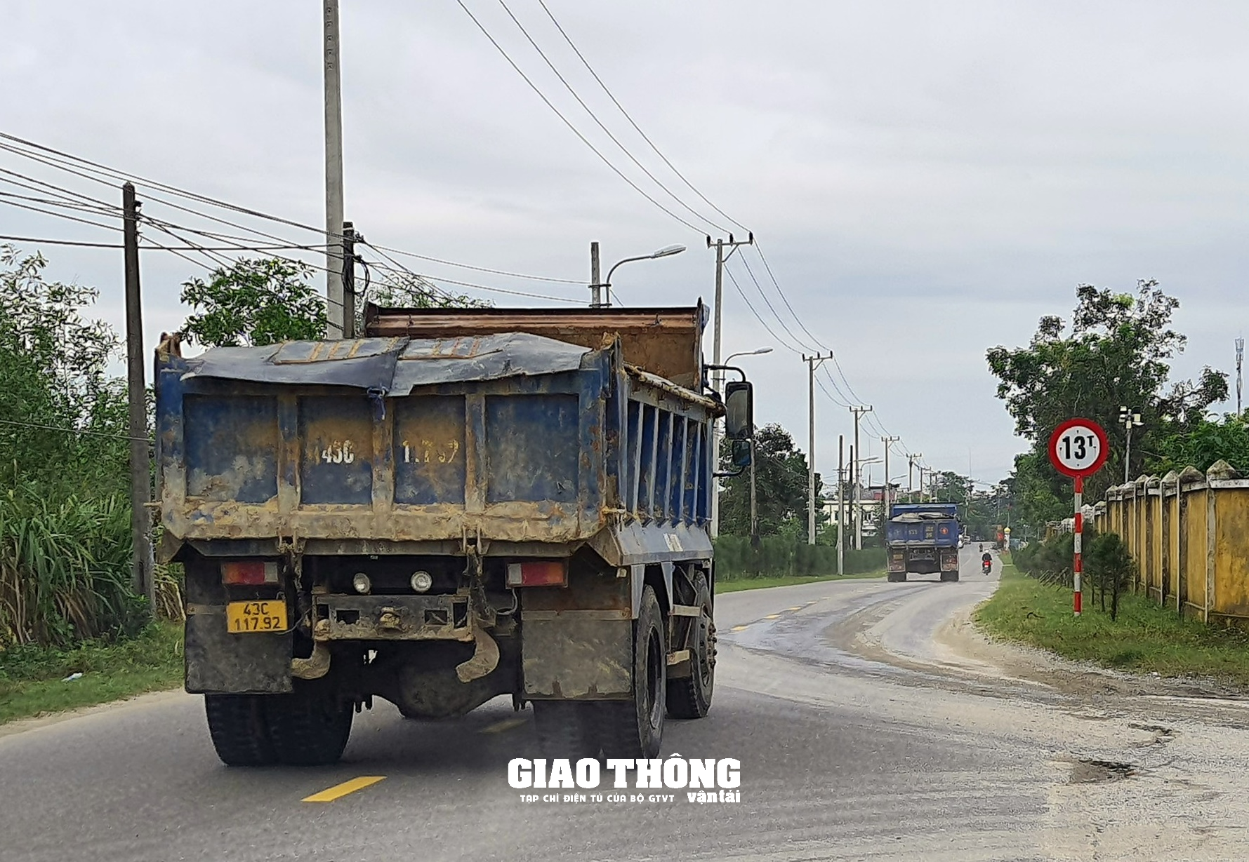 Đà Nẵng: Vo tư chạy vào đường cấm, xe ben chở đất, đá dấu hiệu quá tải gây nguy cơ mất ATGT - Ảnh 9.