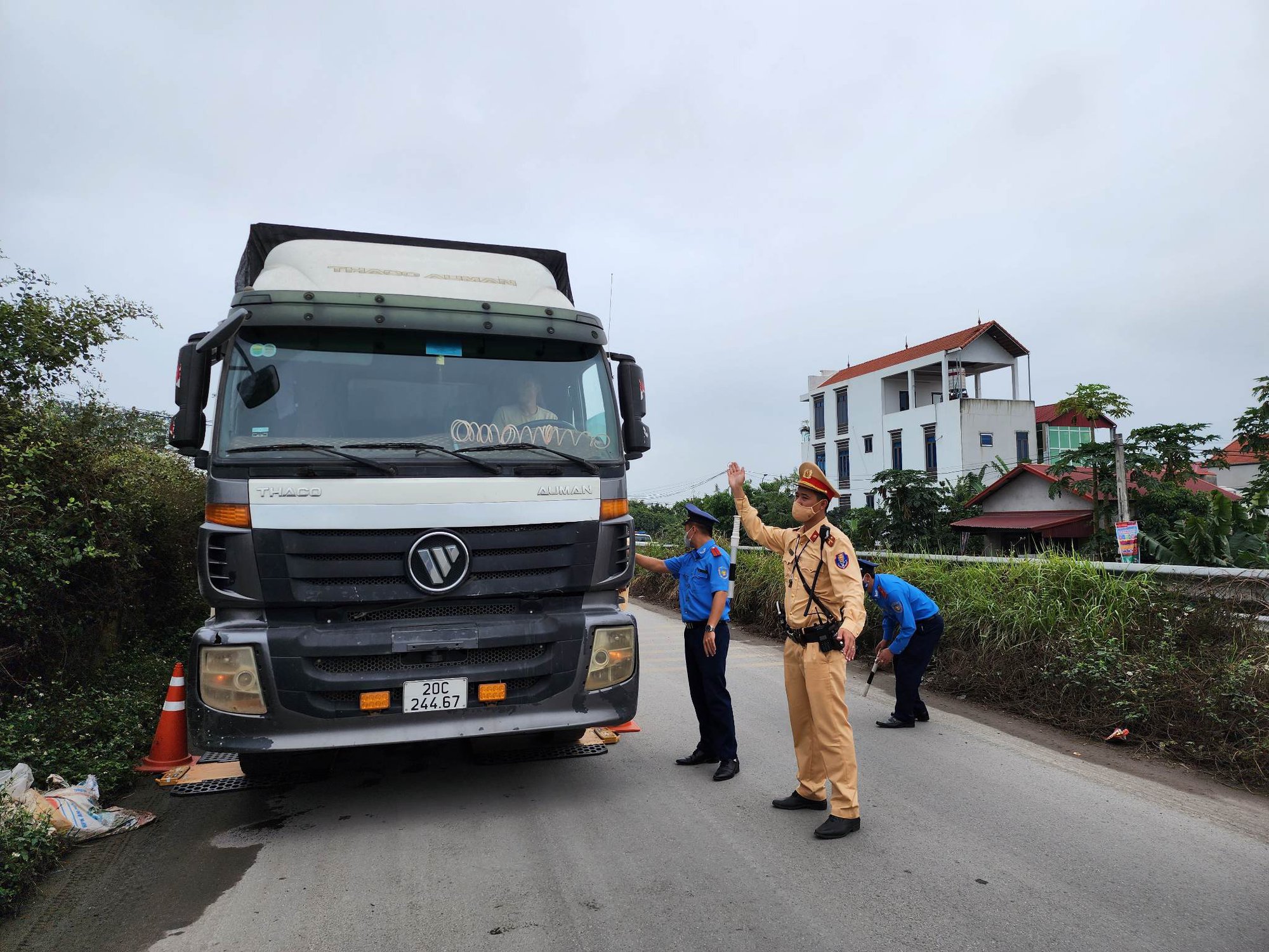 Hà Nội: Không còn tình trạng xe tải lớn đi vào đường tỉnh lộ 417 xã Sen Phương - Ảnh 1.