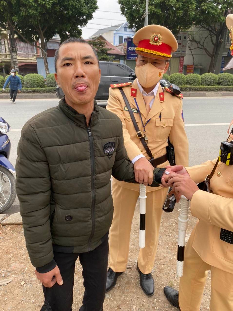 Hà Nội:
Người đàn ông tàng chữ ma tuý, bị dừng xe kiểm tra còn trêu CSGT - Ảnh 1.