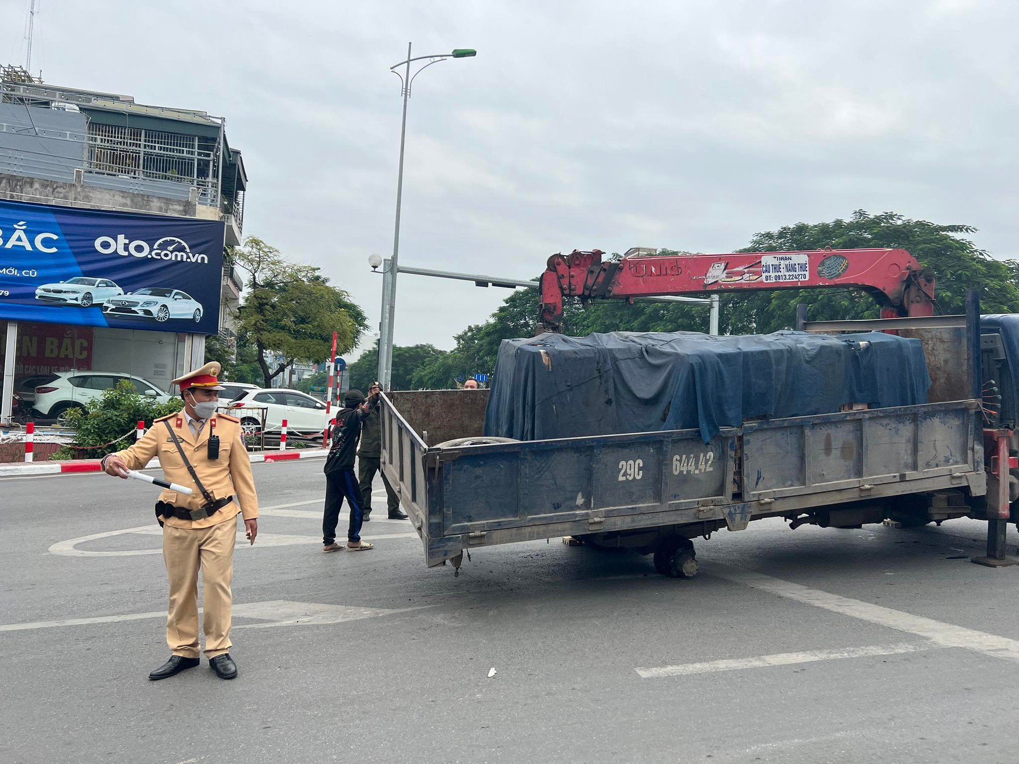 Hà Nội:
CSGT nhanh chóng cứu hộ xe ô tô tải đang đi tuột bánh sau - Ảnh 1.