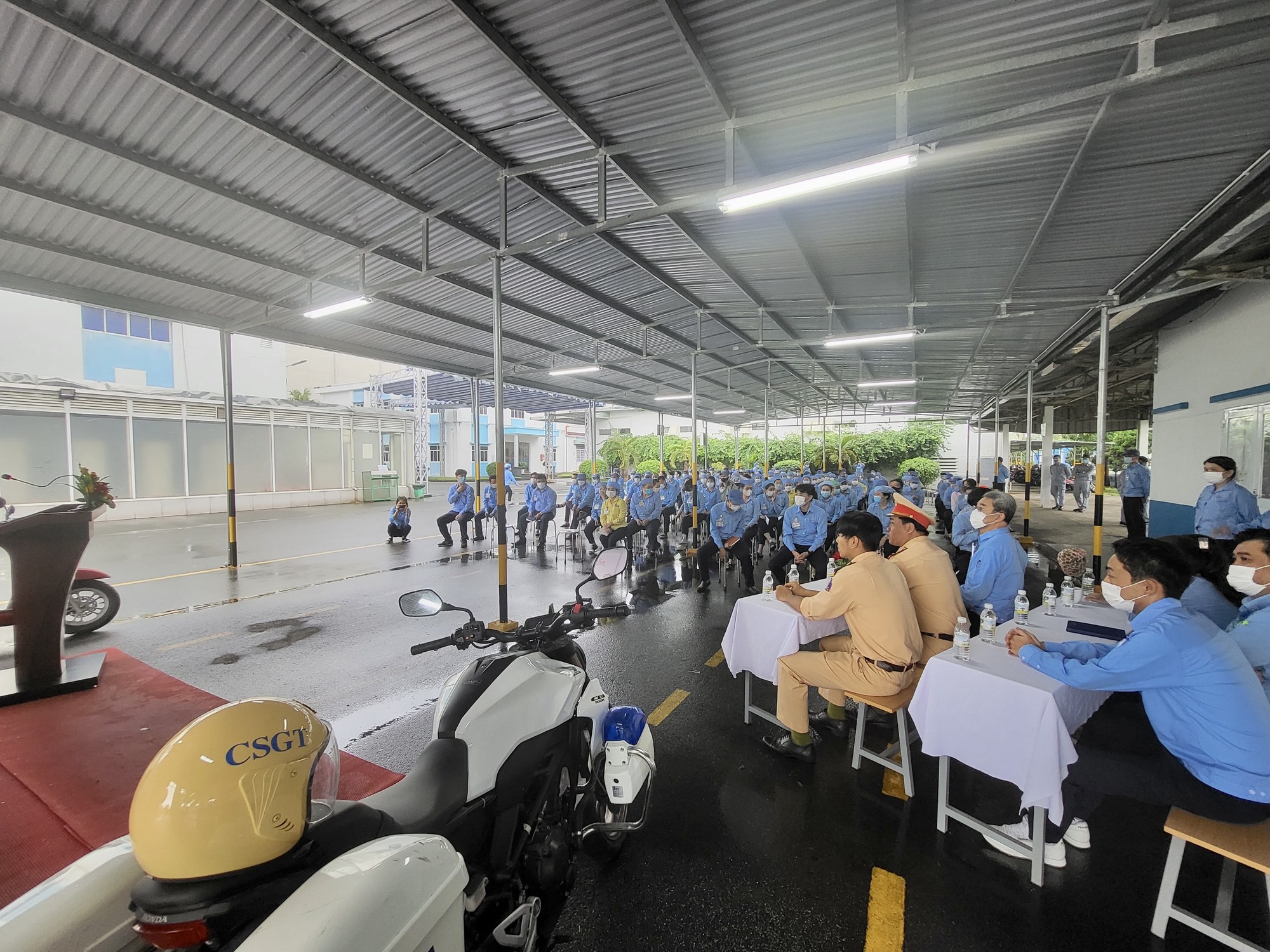 Công nhân ở Đà Nẵng hứng khởi với &quot;Chiến dịch lái xe an toàn&quot; - Ảnh 1.
