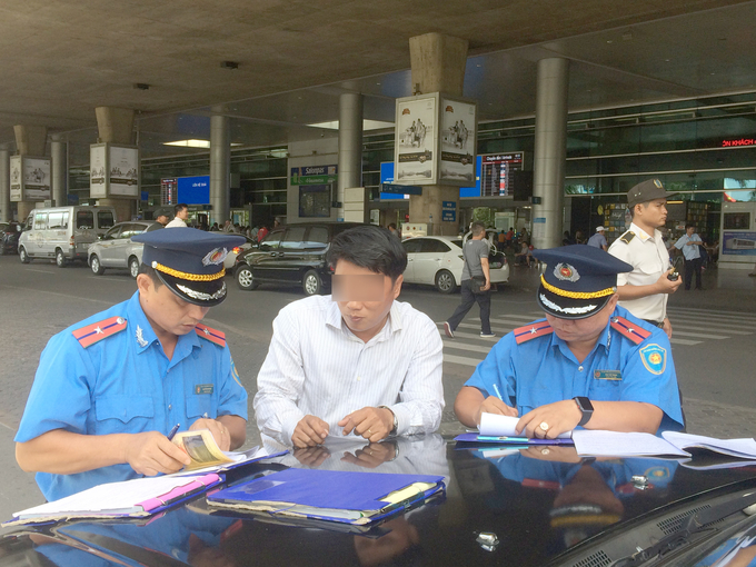 Xử phạt 443 trường hợp chèo kéo khách tại sân bay Tân Sơn Nhất  - Ảnh 1.