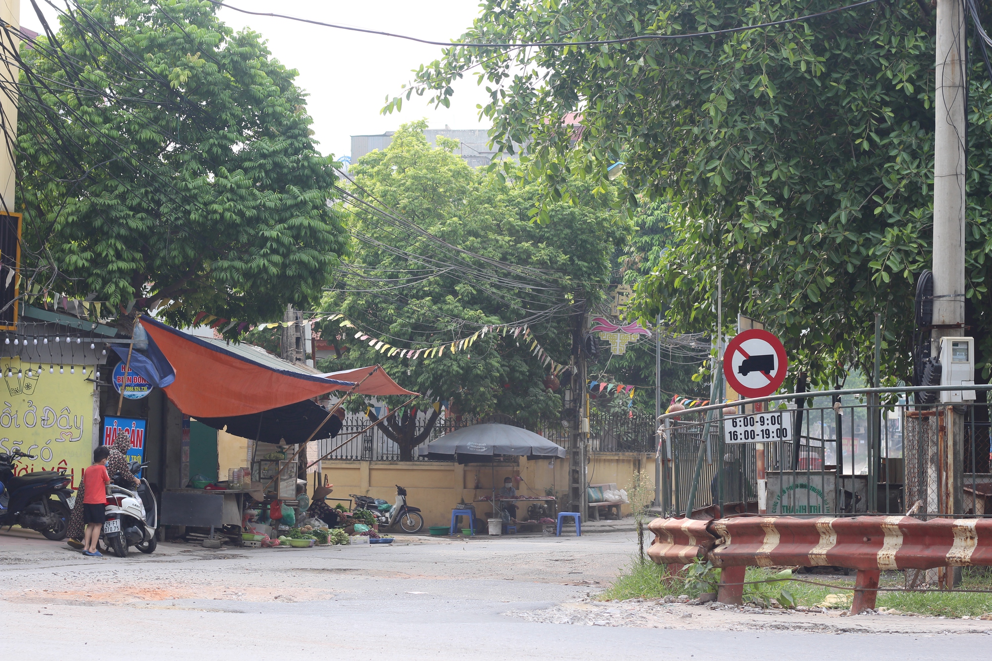 Tận thấy tuyến đường đầy rẫy ổ gà, ổ voi ở Thanh Trì - Hà Nội - Ảnh 3.