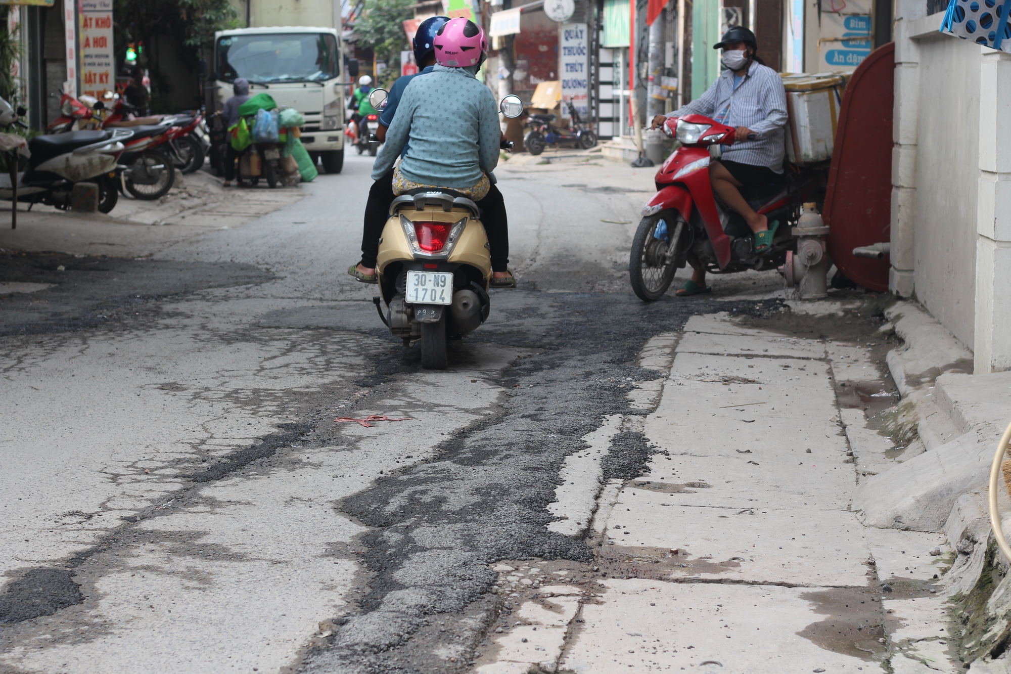 Tận thấy tuyến đường đầy rẫy ổ gà, ổ voi ở Thanh Trì - Hà Nội - Ảnh 8.