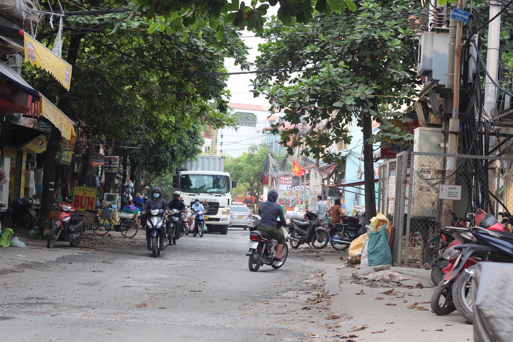 Tận thấy tuyến đường đầy rẫy ổ gà, ổ voi ở Thanh Trì - Hà Nội - Ảnh 9.