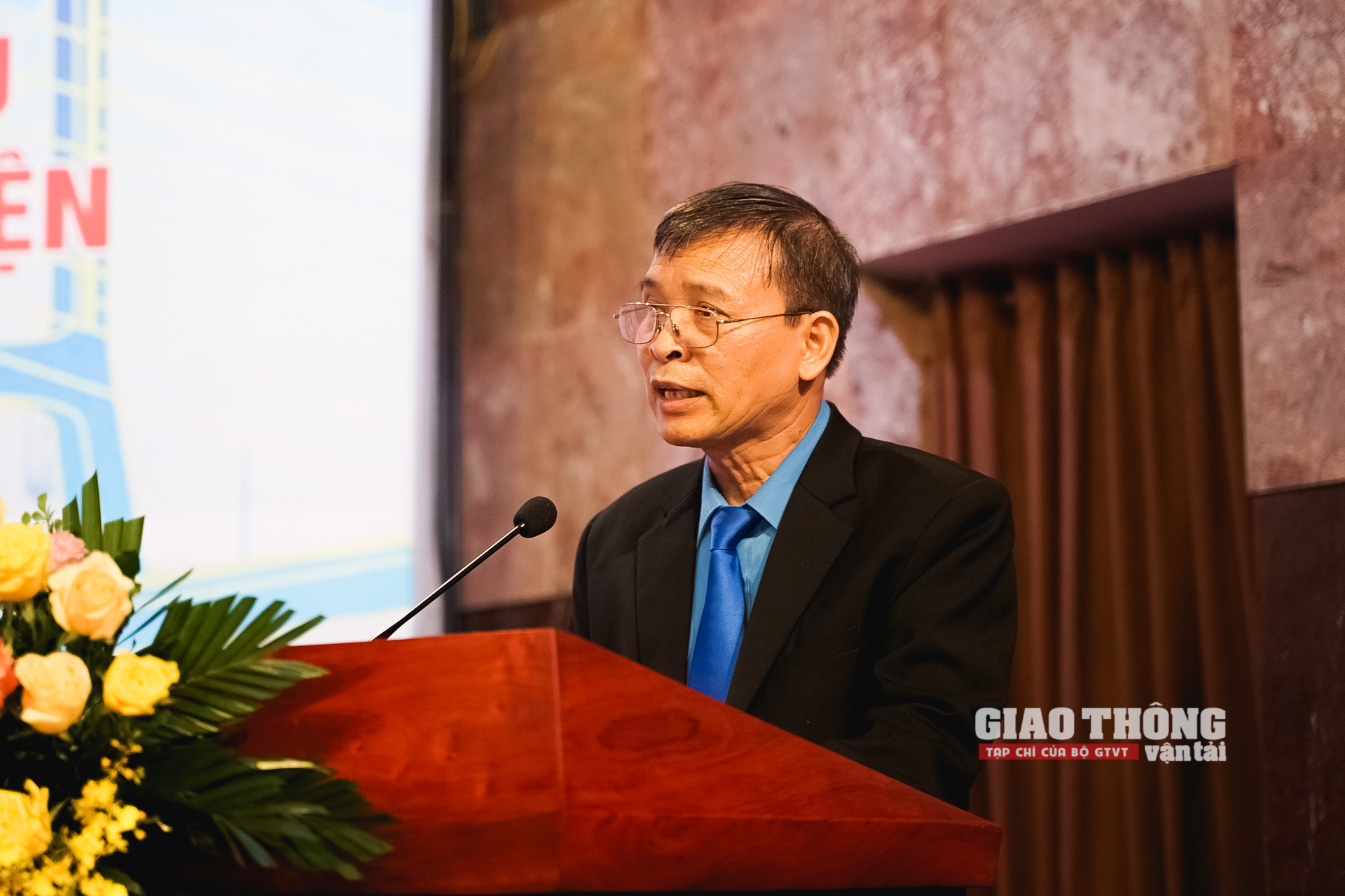 Phó Chủ tịch Công đoàn GTVT Việt Nam Lê Ngọc Minh báo cáo tại hội nghị
