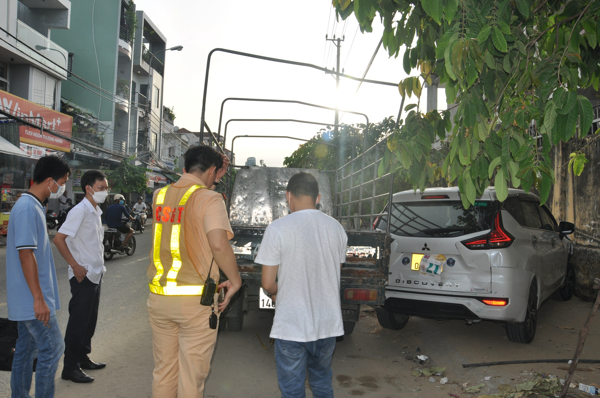 Video: Xe ben chở đá dăm đâm loạt xe ô tô trên đường phố Đà Nẵng - Ảnh 5.