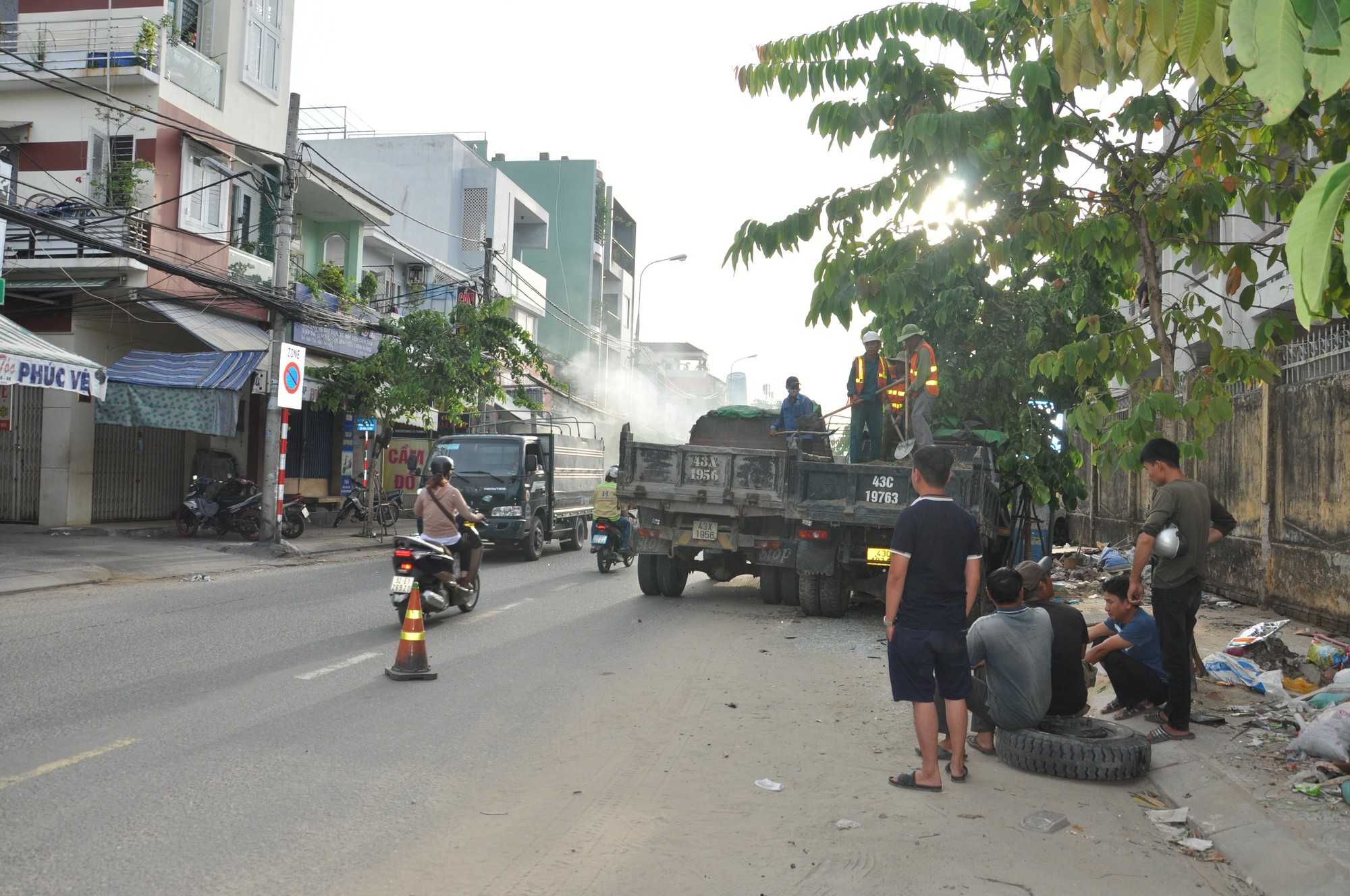 Video: Xe ben chở đá dăm đâm loạt xe ô tô trên đường phố Đà Nẵng - Ảnh 6.
