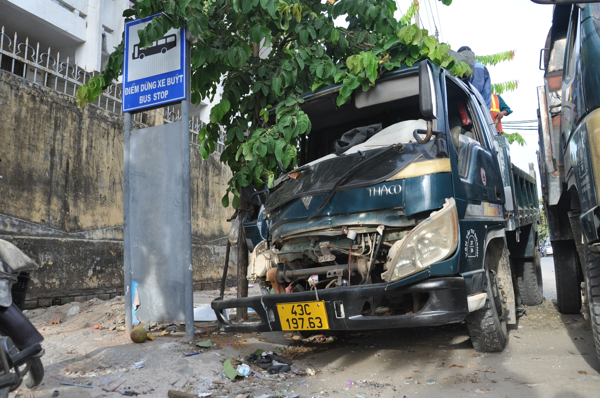 Xe ben chở đá dăm đâm loạt xe ô tô trên đường phố Đà Nẵng - Ảnh 1.