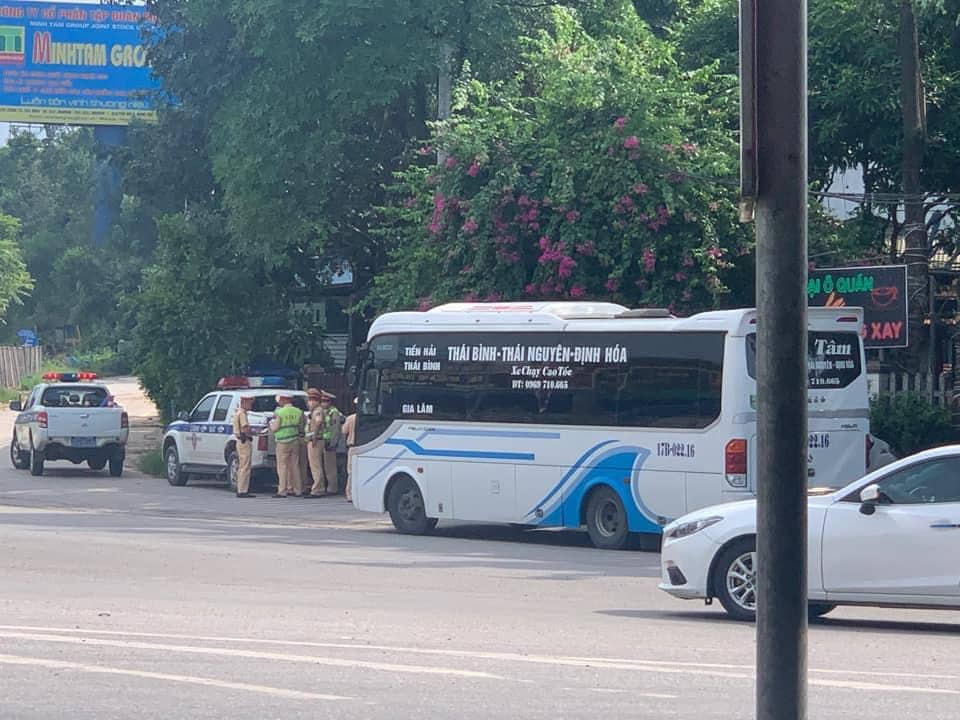 Khởi tố 3 đối tượng vụ xe khách lạng lách trên cao tốc Hà Nội – Thái Nguyên - Ảnh 1.