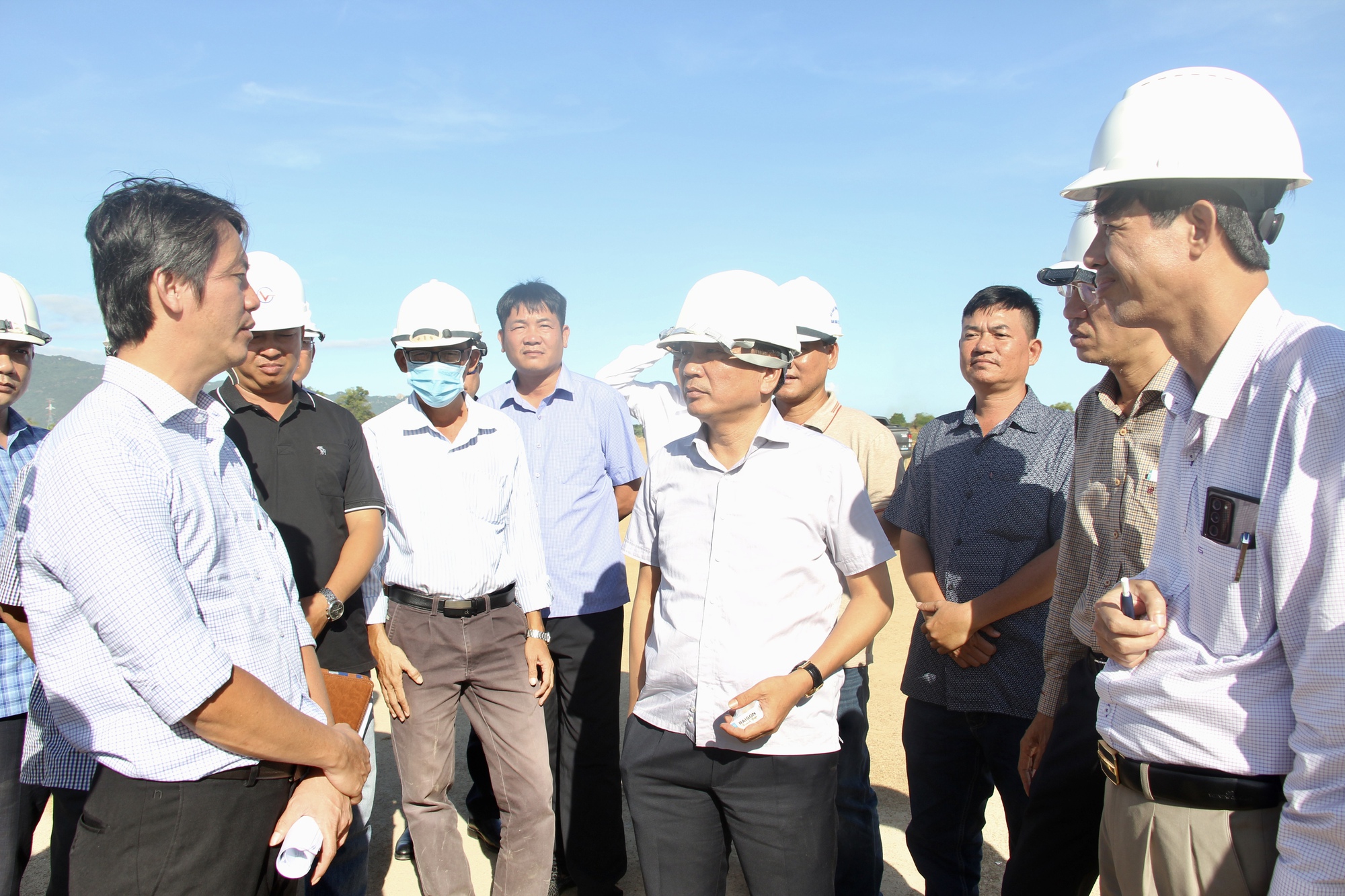 Tháo gỡ khó khăn cho các nhà thầu thi công cao tốc Vĩnh Hảo - Phan Thiết - Ảnh 2.