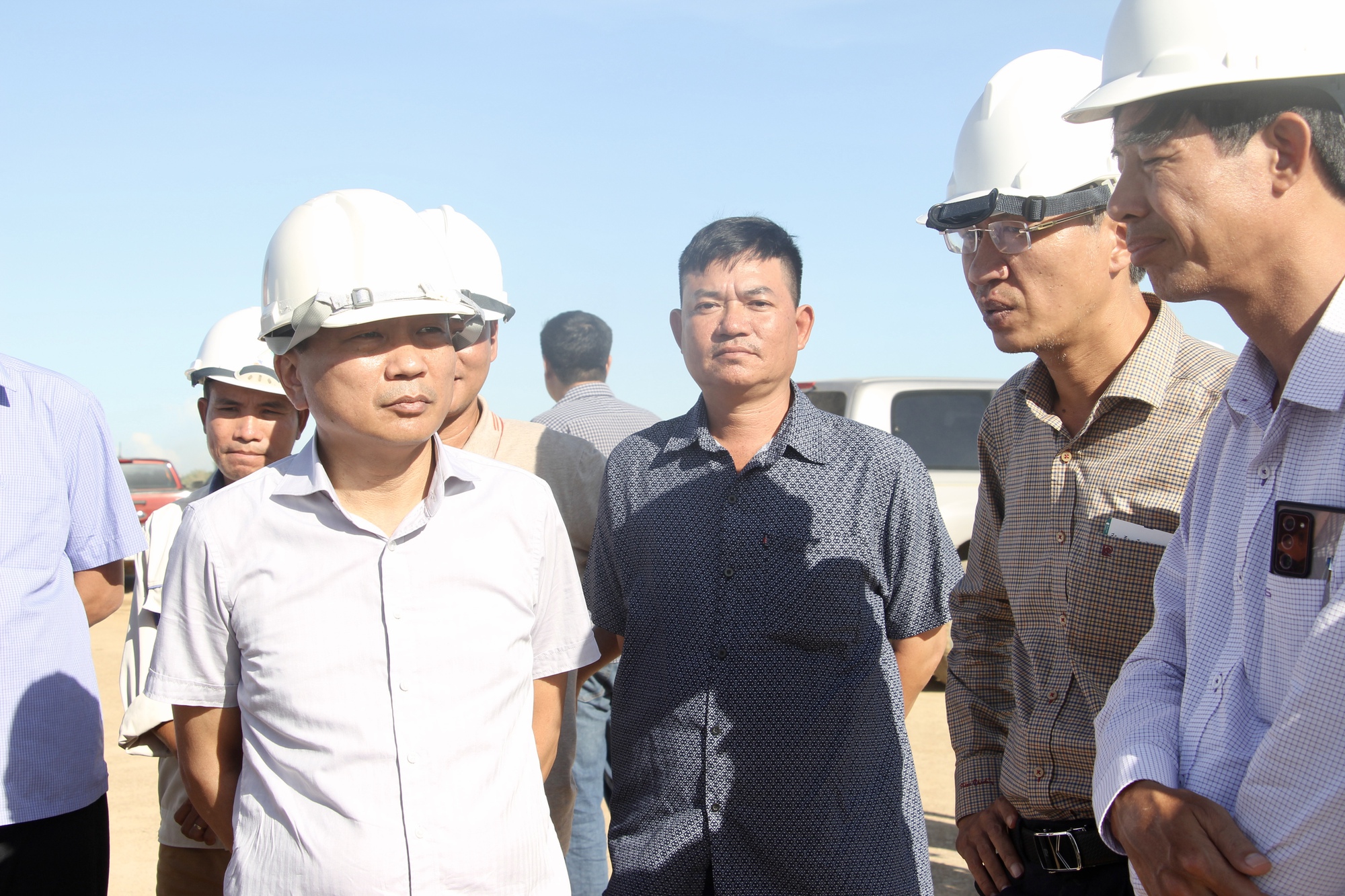 Tháo gỡ khó khăn cho các nhà thầu thi công cao tốc Vĩnh Hảo - Phan Thiết - Ảnh 1.
