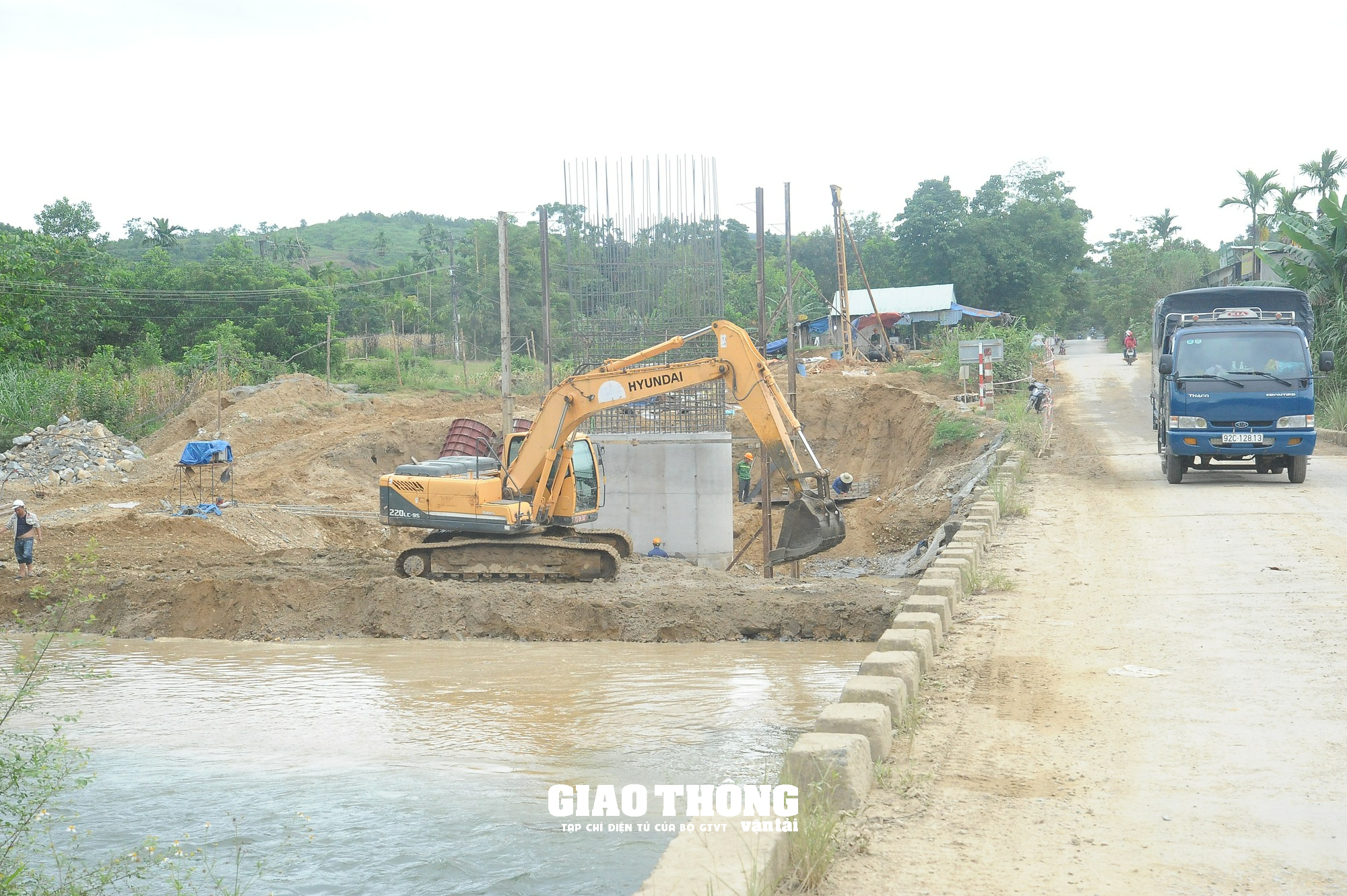 Người dân miền núi Quảng Nam phấn khởi vì chuẩn bị có cầu mới - Ảnh 1.